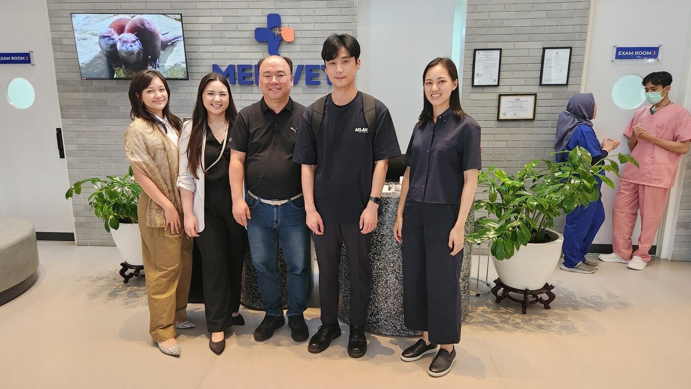 본문 이미지 - 인도네시아 메디벳 동물병원에 방문해 기념 사진을 찍고 있는 오형석 원주 스카이동물메디컬센터 원장(병원 제공) ⓒ 뉴스1