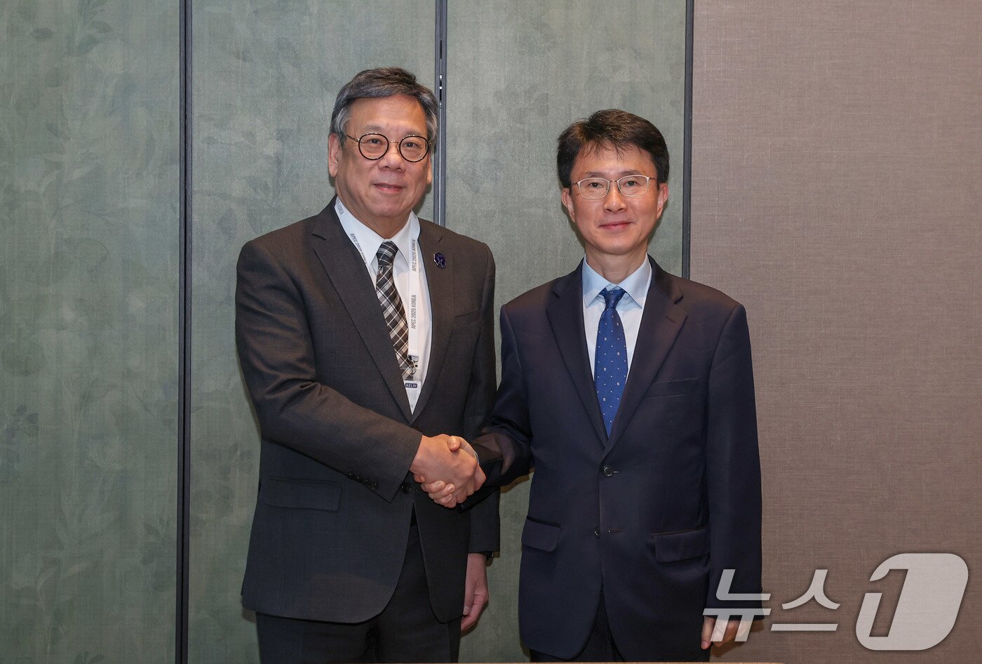 본문 이미지 - 박종원 산업통상부 통상차관보가 30일 경북 경주시 소노캄에서 알제논 야우 홍콩 사무경제발전국 국장과 기념 촬영을 하고 있다. &#40;산업통상부 제공. 재판매 및 DB 금지&#41; 2025.10.30/뉴스1