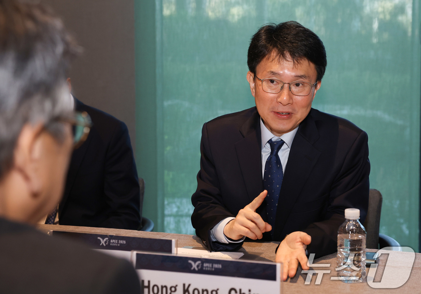 (서울=뉴스1) = 박종원 산업통상부 통상차관보가 30일 경북 경주시 소노캄에서 알제논 야우 홍콩 사무경제발전국 국장과 면담을 갖고 있다. (산업통상부 제공. 재판매 및 DB 금지 …