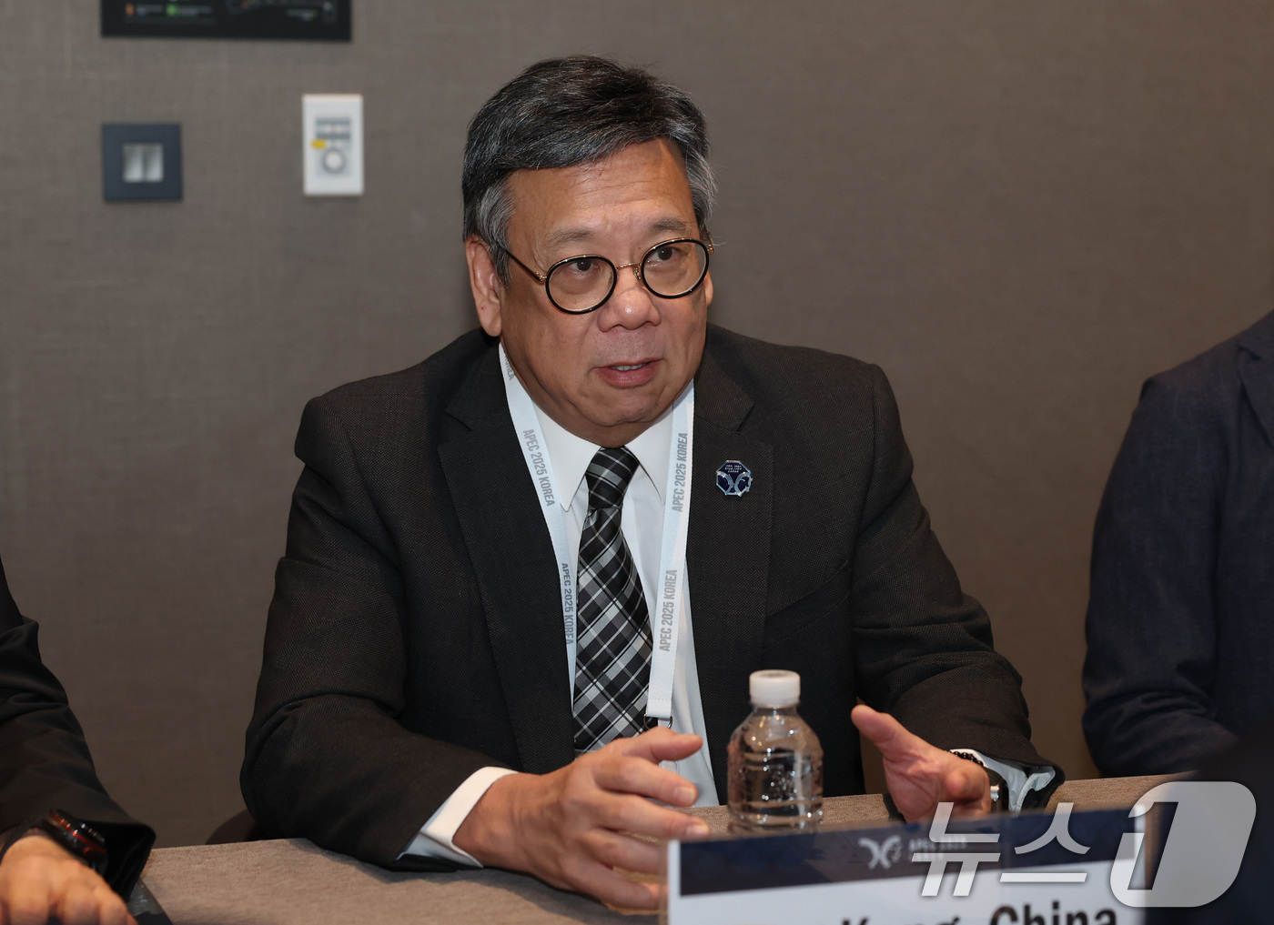 (서울=뉴스1) = 알제논 야우 홍콩 사무경제발전국 국장이 30일 경북 경주시 소노캄에서 박종원 산업통상부 통상차관보와 면담을 갖고 있다. (산업통상부 제공. 재판매 및 DB 금지 …