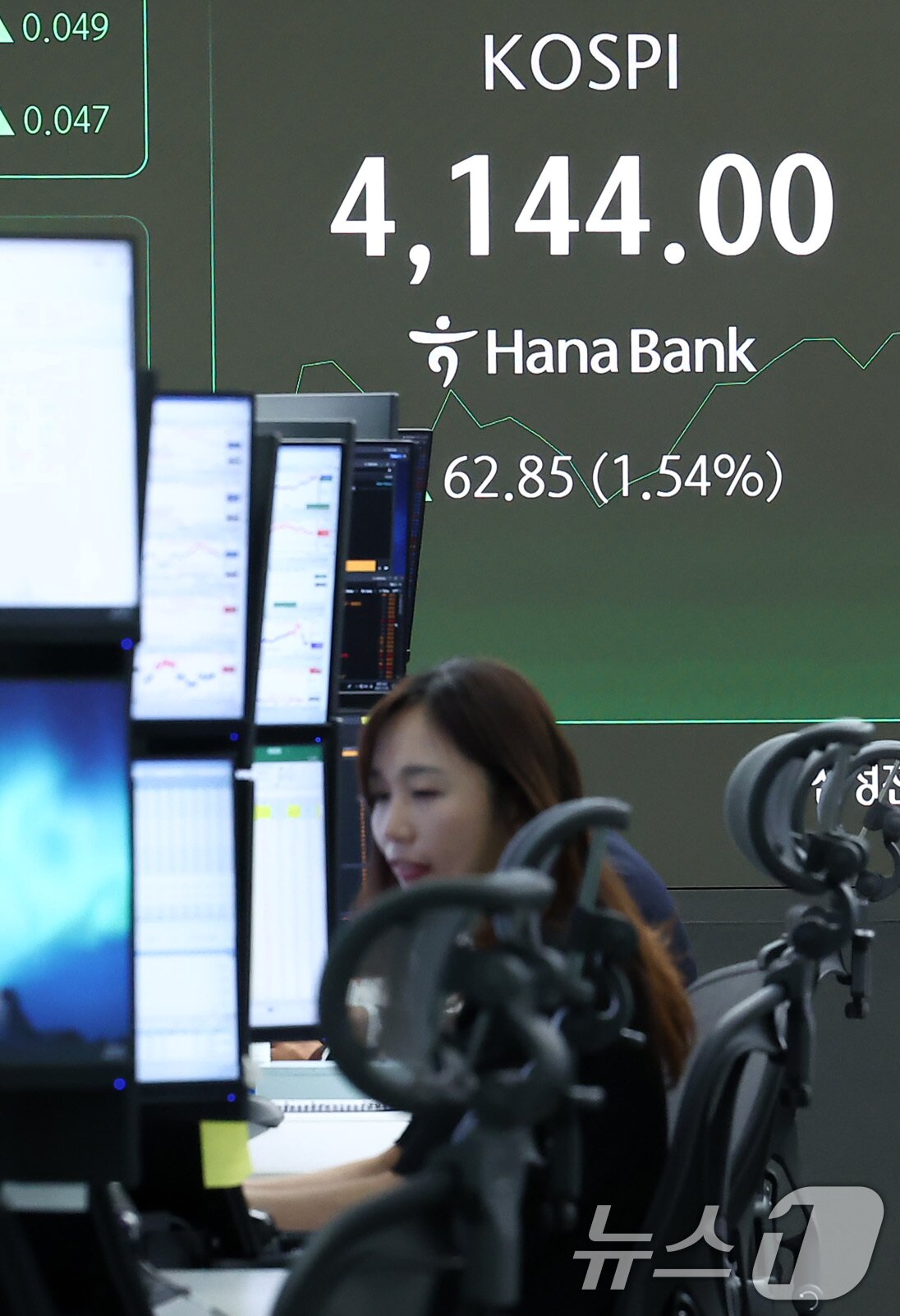 본문 이미지 - 한미 관세협상이 타결되며 코스피가 사상 최고가를 경신한 30일 오전 서울 중구 하나은행 본점 딜링룸 전광판에 개장 시황이 나오고 있다.  2025.10.30/뉴스1 ⓒ News1 김성진 기자