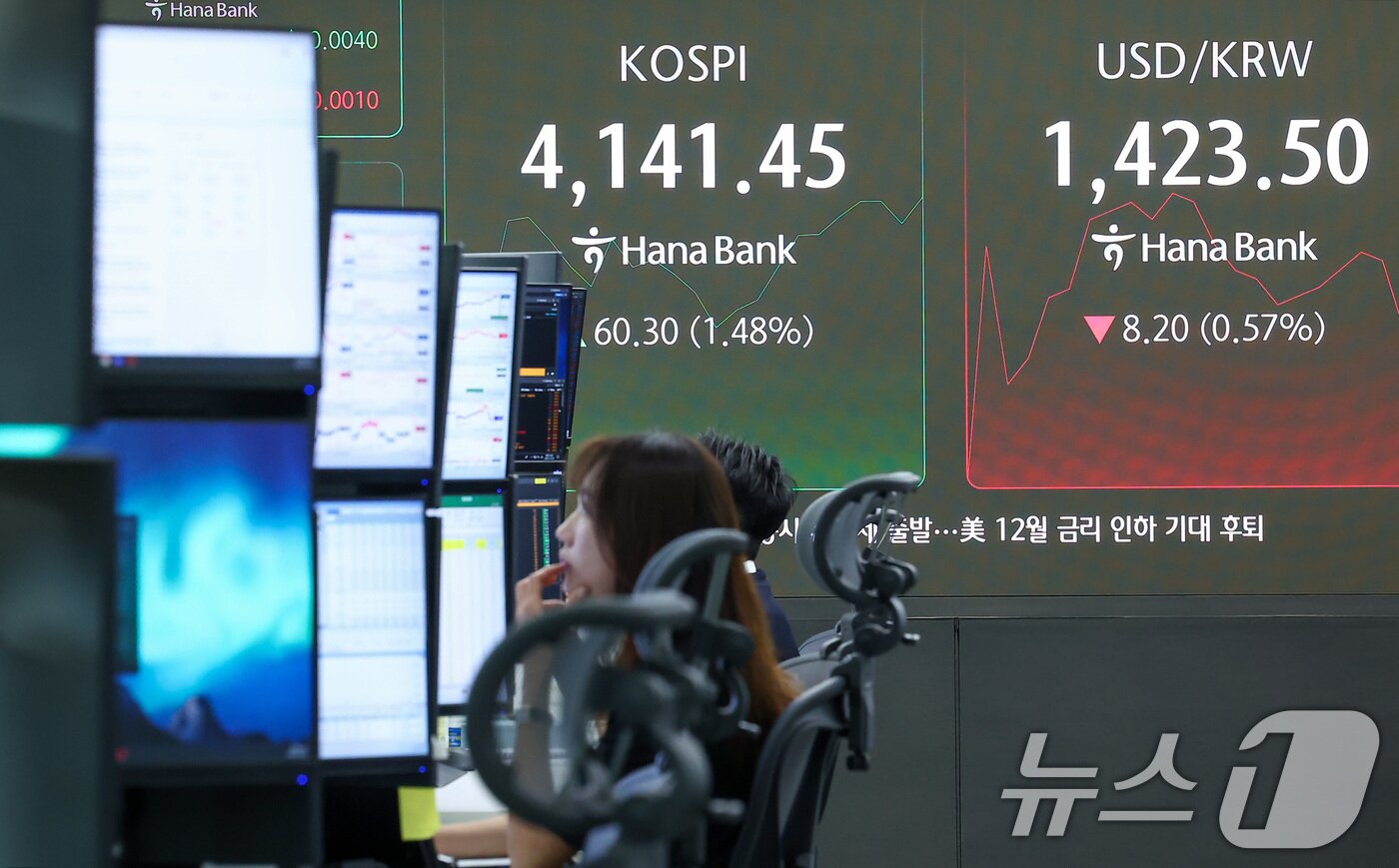 본문 이미지 - 한미 관세협상이 타결되며 코스피가 사상 최고가를 경신한 30일 오전 서울 중구 하나은행 본점 딜링룸 전광판에 개장 시황이 나오고 있다.  2025.10.30/뉴스1 ⓒ News1 김성진 기자