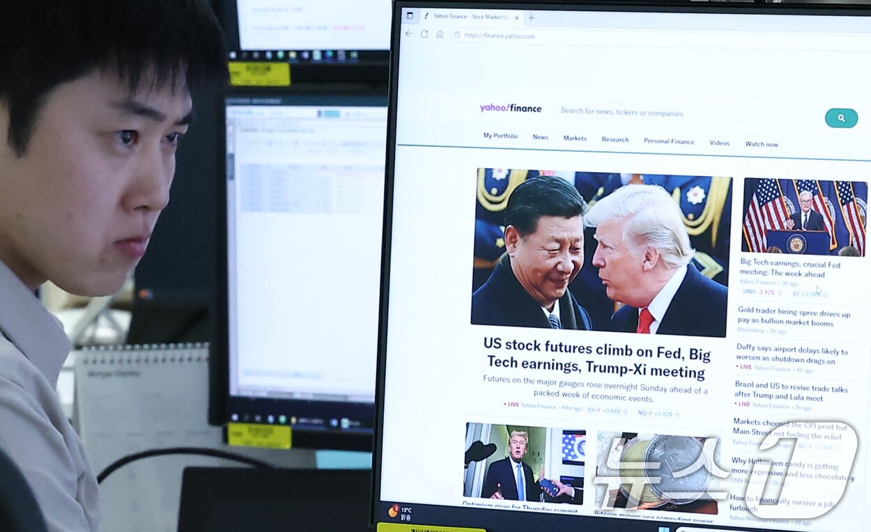 본문 이미지 - 한미 관세협상이 타결되며 코스피가 사상 최고가를 경신한 30일 오전 서울 중구 하나은행 본점 딜링룸 모니터에 시진핑 중국 국가주석과 도널드 트럼프 미국 대통령의 회담 뉴스가 띄어져 있다.  2025.10.30/뉴스1 ⓒ News1 김성진 기자