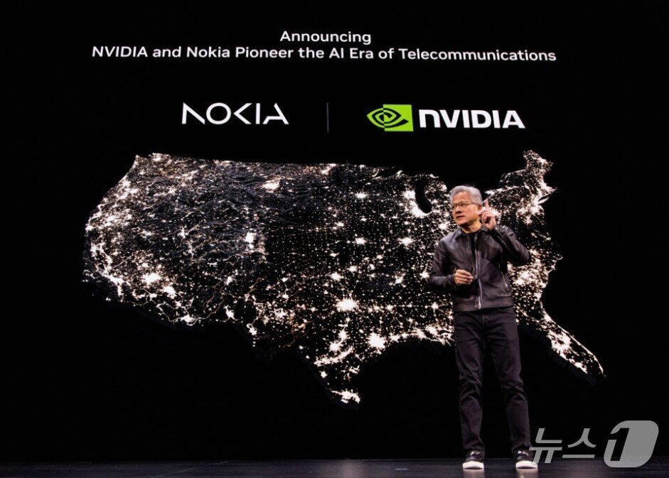본문 이미지 - 젠슨 황 엔비디아 CEO가 GTC 워싱턴 D.C.에서 노키아의 협업 내용을 발표하고 있다.&#40;엔비디아 제공&#41;