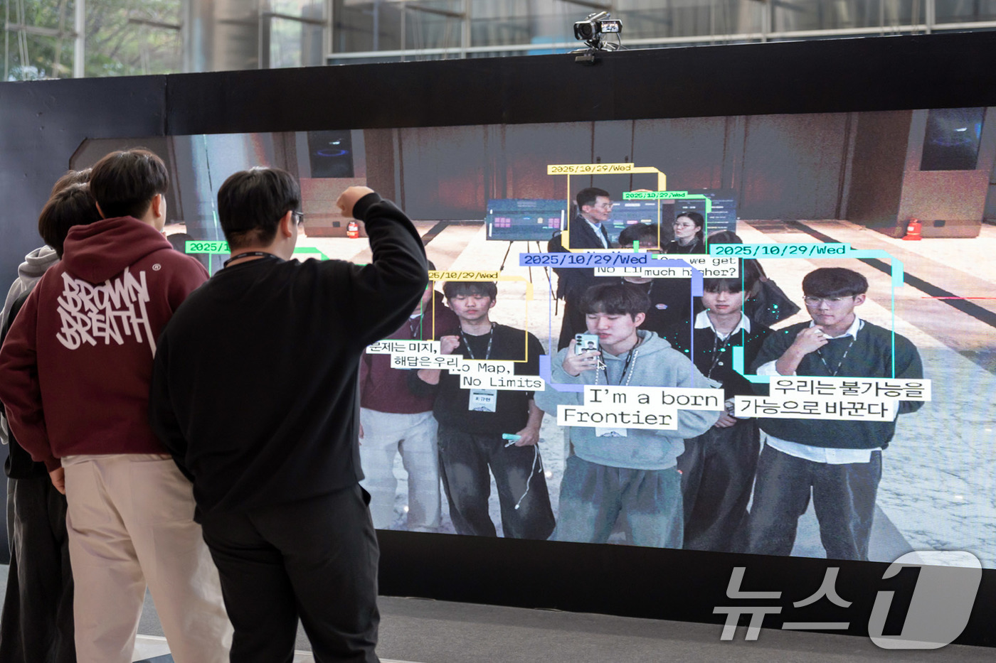 (서울=뉴스1) = 아산나눔재단은 지난 29일 서울 강남구 코엑스에서 민간 최대 규모 창업경진대회인 '2025 정주영 창업경진대회' 데모데이를 개최했다고 30일 밝혔다.참관객들이 …