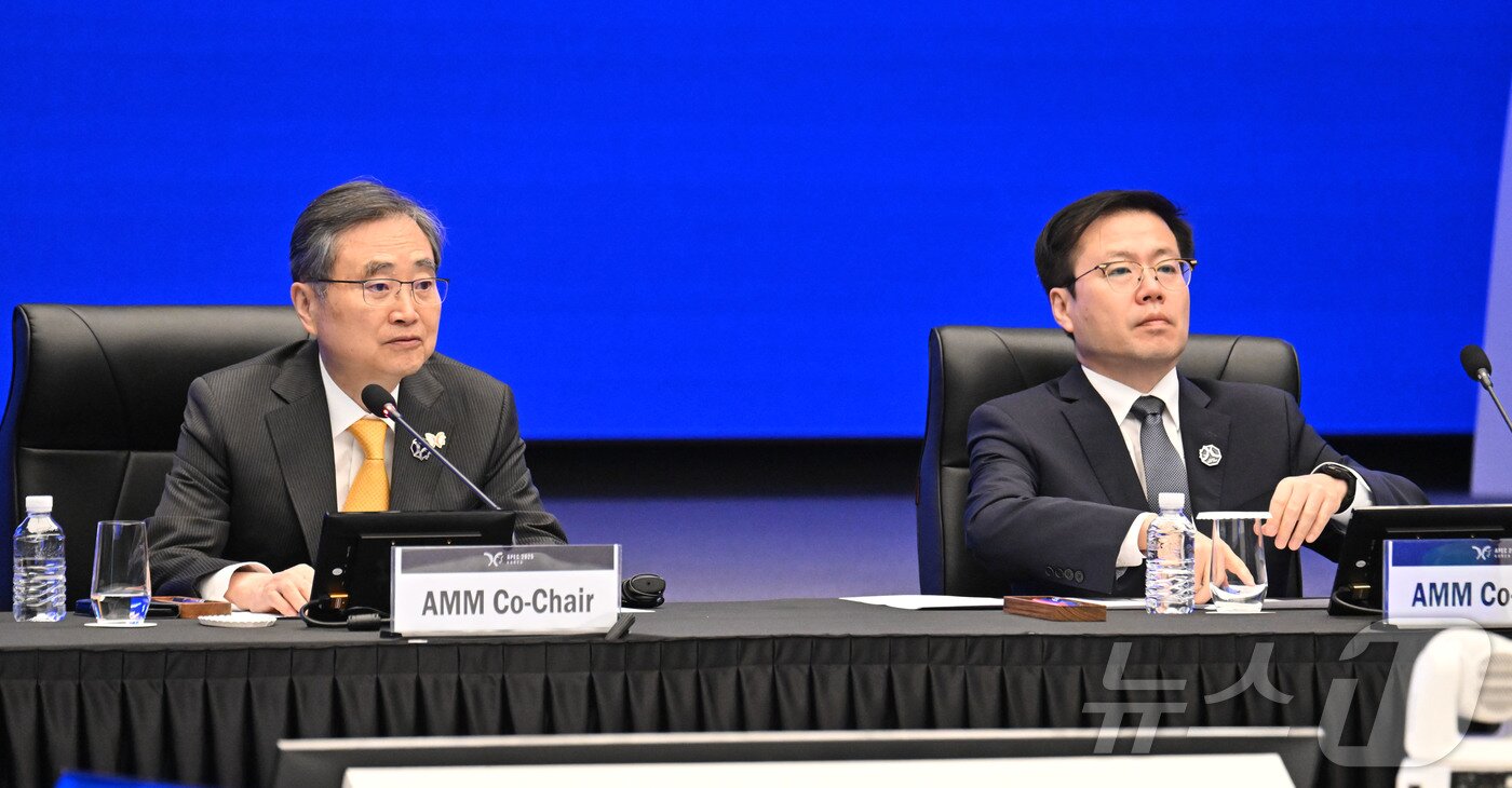 본문 이미지 - 조현 외교부 장관이 30일 오전 경북 경주시 소노캄 경주 그랜드볼룸에서 열린 2025 APEC 외교통상합동각료회의 개회식에 참석해 개회사를 하고 있다. 오른쪽은 여한구 통상교섭본부장. 2025.10.30/뉴스1 ⓒ News1 청사사진기자단