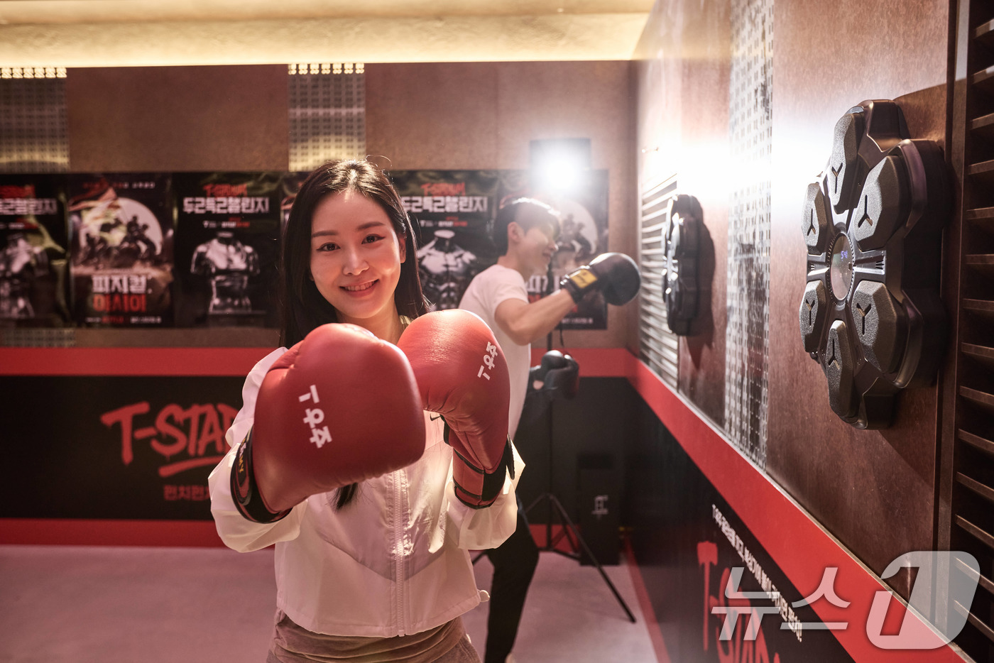 (서울=뉴스1) = SK텔레콤은 T팩토리 성수에서 넷플릭스 예능 '피지컬:아시아'와 협업한 'T-스타디움 두근득근 챌린지' 팝업 전시를 다음달 30일까지 한 달간 진행한다고 30일 …