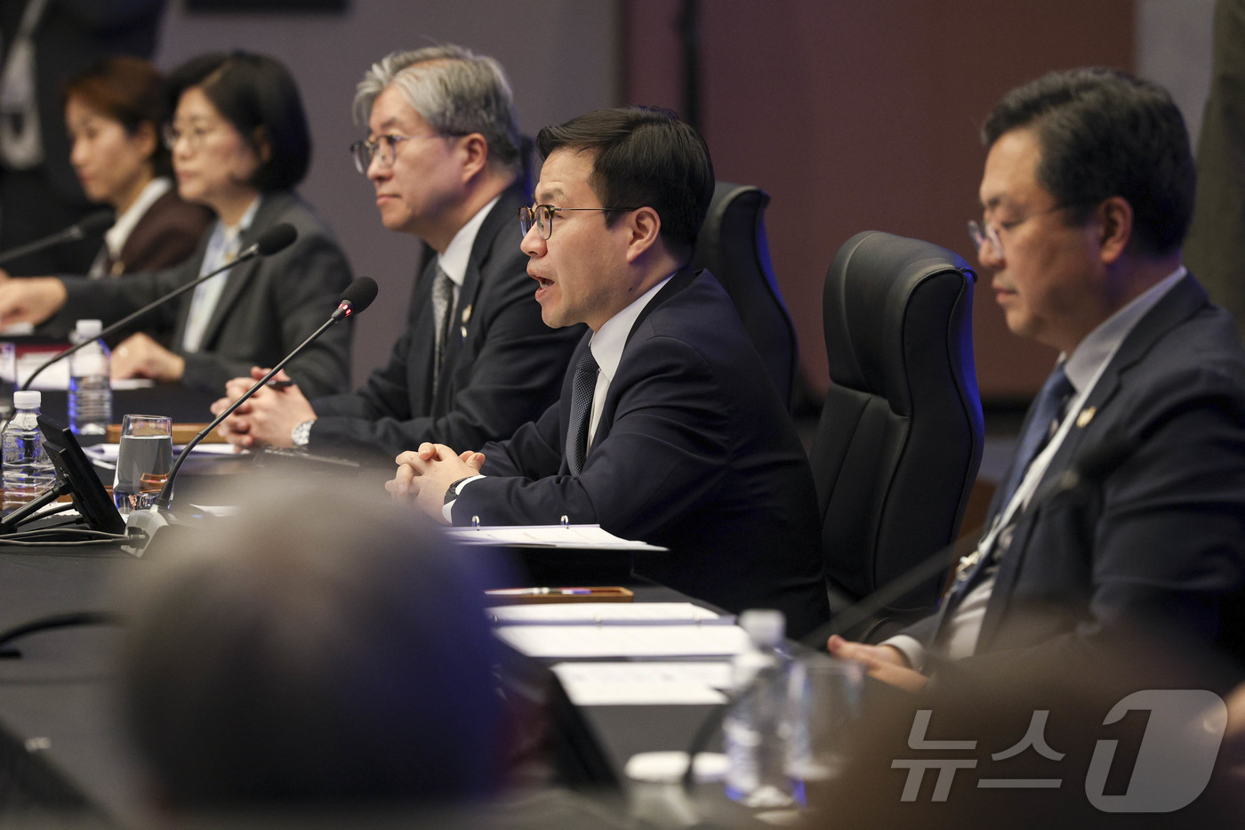 (경주=뉴스1)  청사사진기자단 = 여한구 산업통상자원부 통상교섭본부장이 30일 경주 소노캄에서 열린 '아시아태평양경제협력체(APEC) 외교통상합동각료회의'에 참석해 개회사하고 있 …