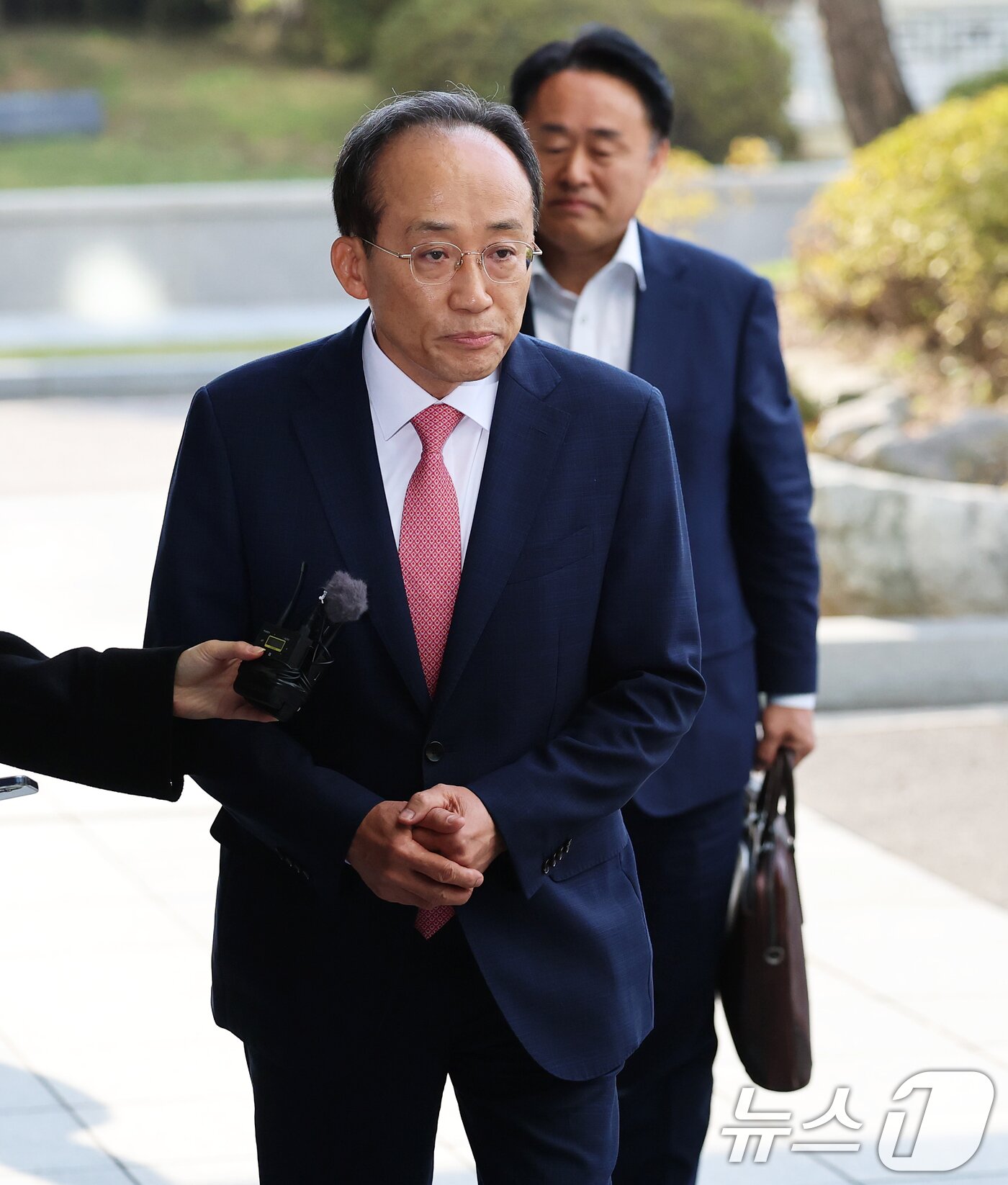 본문 이미지 - 국회의 계엄해제 의결을 방해한 의혹을 받는 추경호 전 국민의힘 원내대표가 30일 오전 서울 서초구 서울고등검찰청에 마련된 내란 특검팀&#40;특별검사 조은석&#41; 사무실에서 피의자 신분으로 조사를 받기 위해 출석하고 있다. 2025.10.30/뉴스1 ⓒ News1 오대일 기자