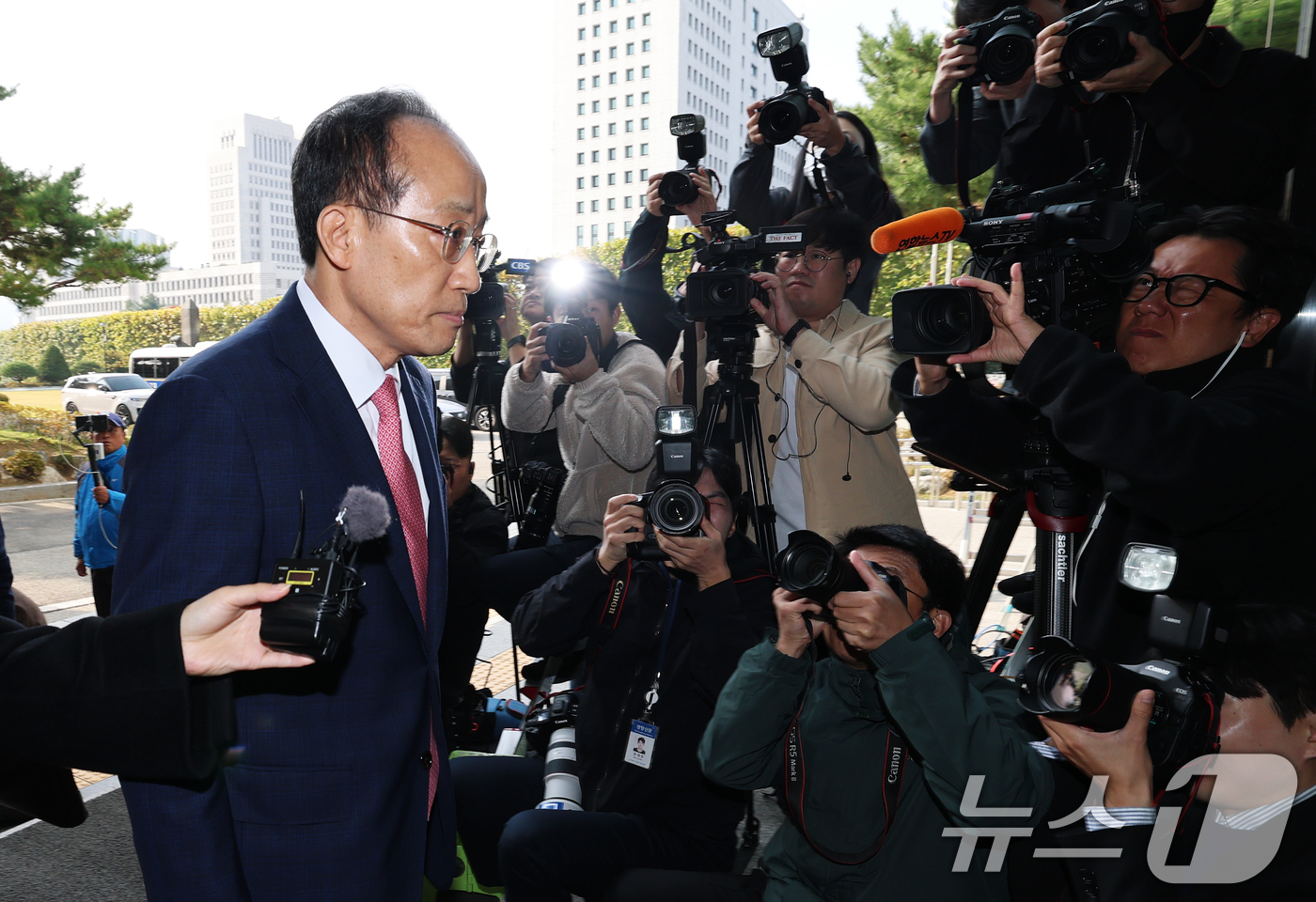 (서울=뉴스1) 오대일 기자 = 국회의 계엄해제 의결을 방해한 의혹을 받는 추경호 전 국민의힘 원내대표가 30일 오전 서울 서초구 서울고등검찰청에 마련된 내란 특검팀(특별검사 조은 …