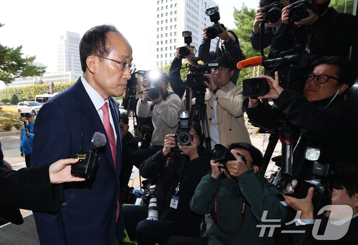 본문 이미지 - 국회의 계엄해제 의결을 방해한 의혹을 받는 추경호 전 국민의힘 원내대표가 30일 오전 서울 서초구 서울고등검찰청에 마련된 내란 특검팀&#40;특별검사 조은석&#41; 사무실에서 피의자 신분으로 조사를 받기 위해 출석하고 있다. 2025.10.30/뉴스1 ⓒ News1 오대일 기자