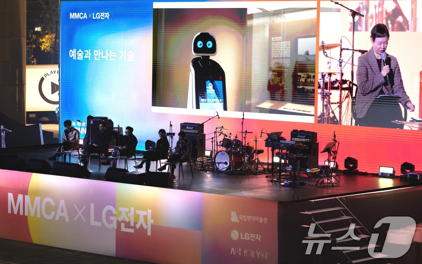 (서울=뉴스1) = LG전자가 문화·예술 캠페인을 통해 고객 경험의 확장과 프리미엄 브랜드 가치 제고에 나선다고 30일 밝혔다.사진은 지난 29일 서울 종로구 국립현대미술관 서울 …