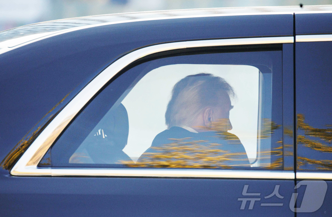 (경주=뉴스1) 김민지 기자 = APEC을 계기로 국빈 방한한 도널드 트럼프 미국 대통령이 30일 오전 경주 힐튼호텔에서 전용 리무진 비스트를 타고 헬기장으로 향하고 있다.이날 트 …