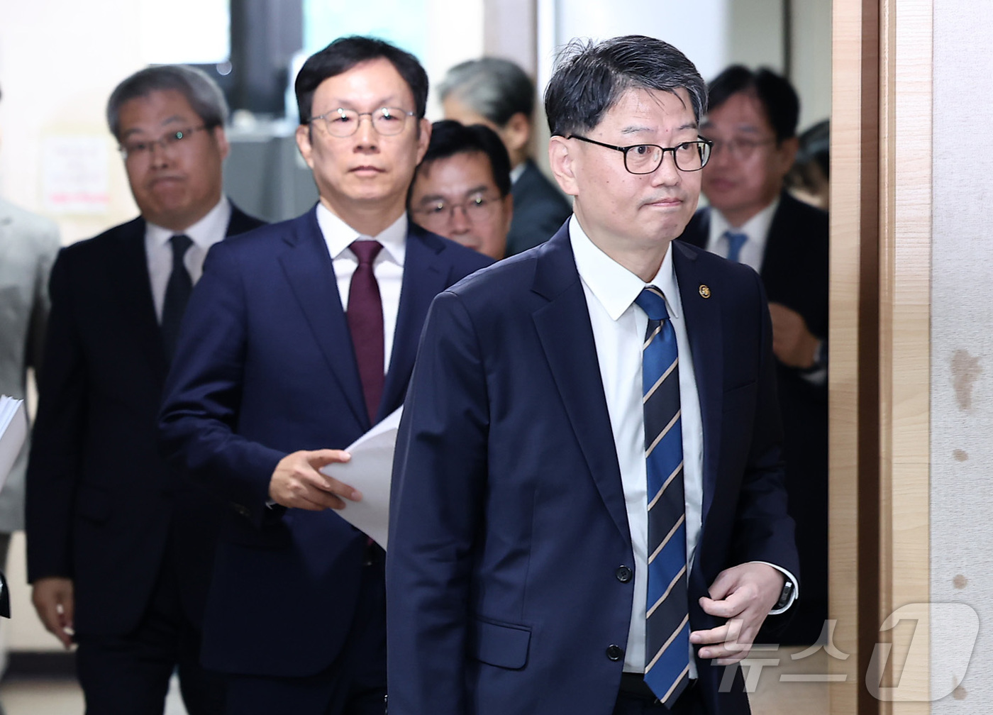 (서울=뉴스1) 김성진 기자 = 김용수 국무조정실 국무2차장이 30일 서울 종로구 정부서울청사에서 열린 부동산 불법행위 대응 관계 부처 합동 브리핑에 참석하고 있다. 2025.10 …