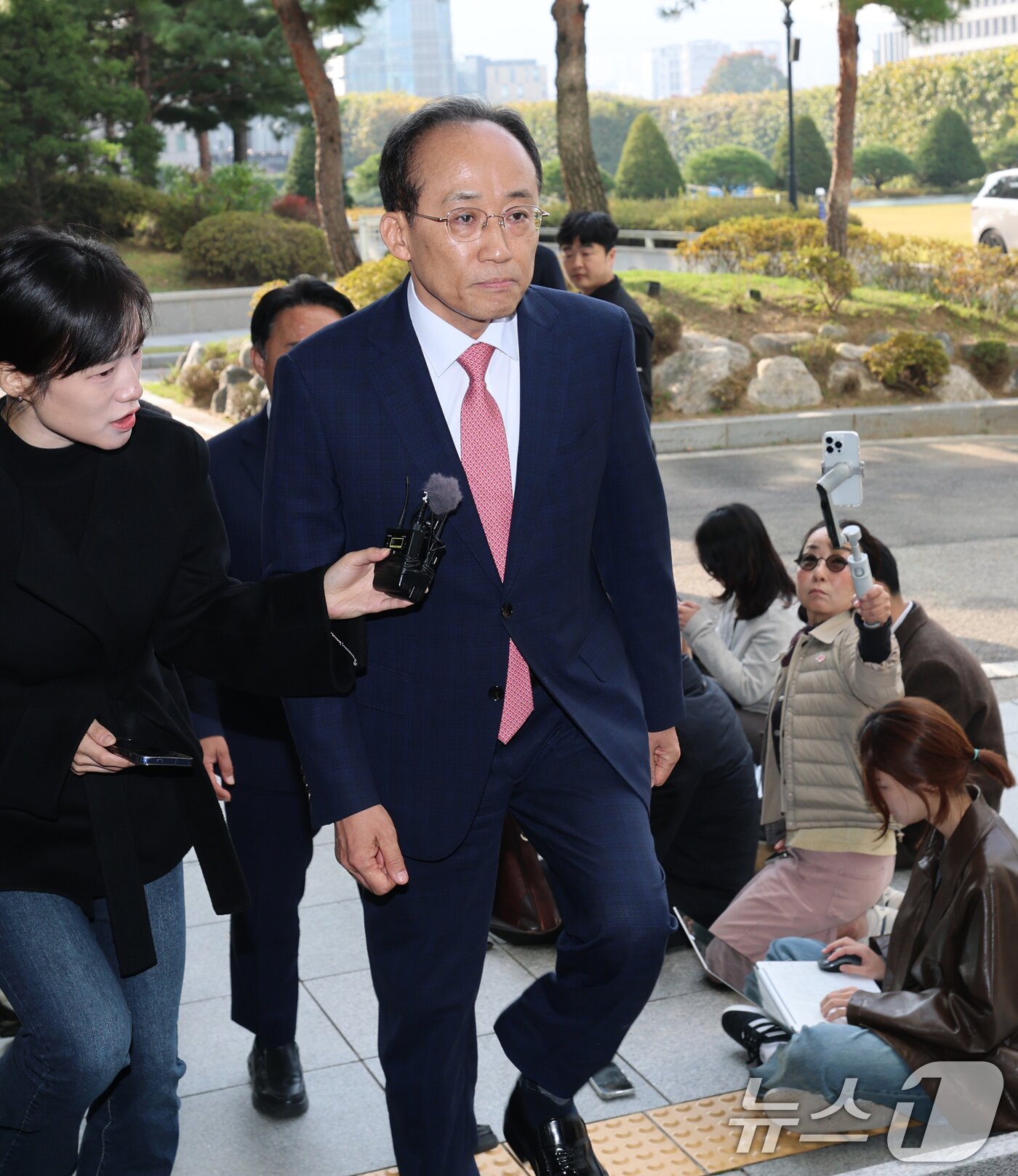 본문 이미지 - 국회의 계엄해제 의결을 방해한 의혹을 받는 추경호 전 국민의힘 원내대표가 30일 오전 서울 서초구 서울고등검찰청에 마련된 내란 특검팀&#40;특별검사 조은석&#41; 사무실에서 피의자 신분으로 조사를 받기 위해 출석하고 있다. 2025.10.30/뉴스1 ⓒ News1 오대일 기자