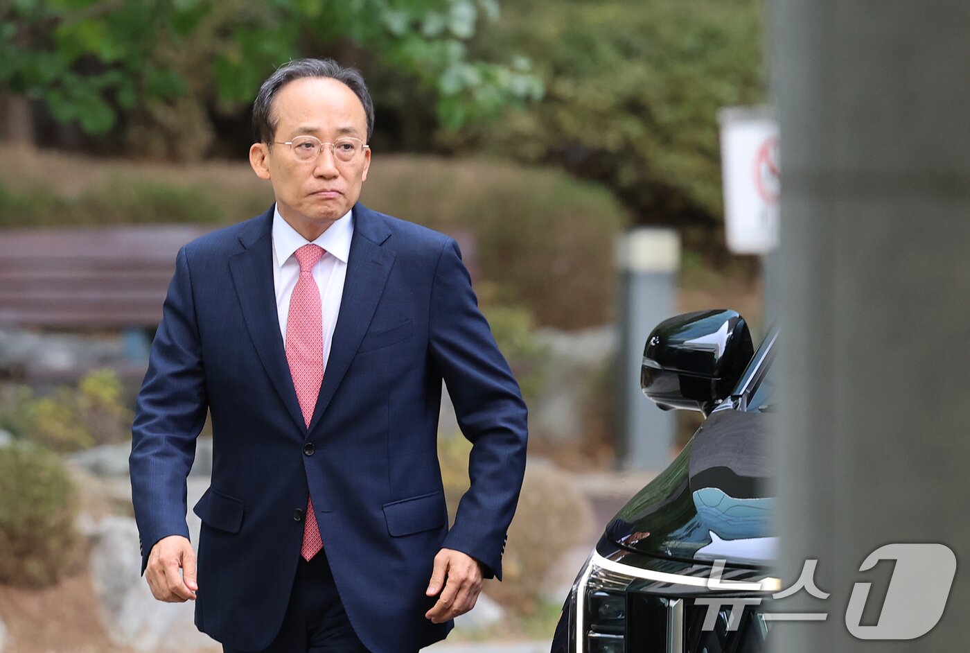 본문 이미지 - 국회의 계엄해제 의결을 방해한 의혹을 받는 추경호 전 국민의힘 원내대표가 30일 오전 서울 서초구 서울고등검찰청에 마련된 내란 특검팀&#40;특별검사 조은석&#41; 사무실에서 피의자 신분으로 조사를 받기 위해 출석하고 있다. 2025.10.30/뉴스1 ⓒ News1 오대일 기자