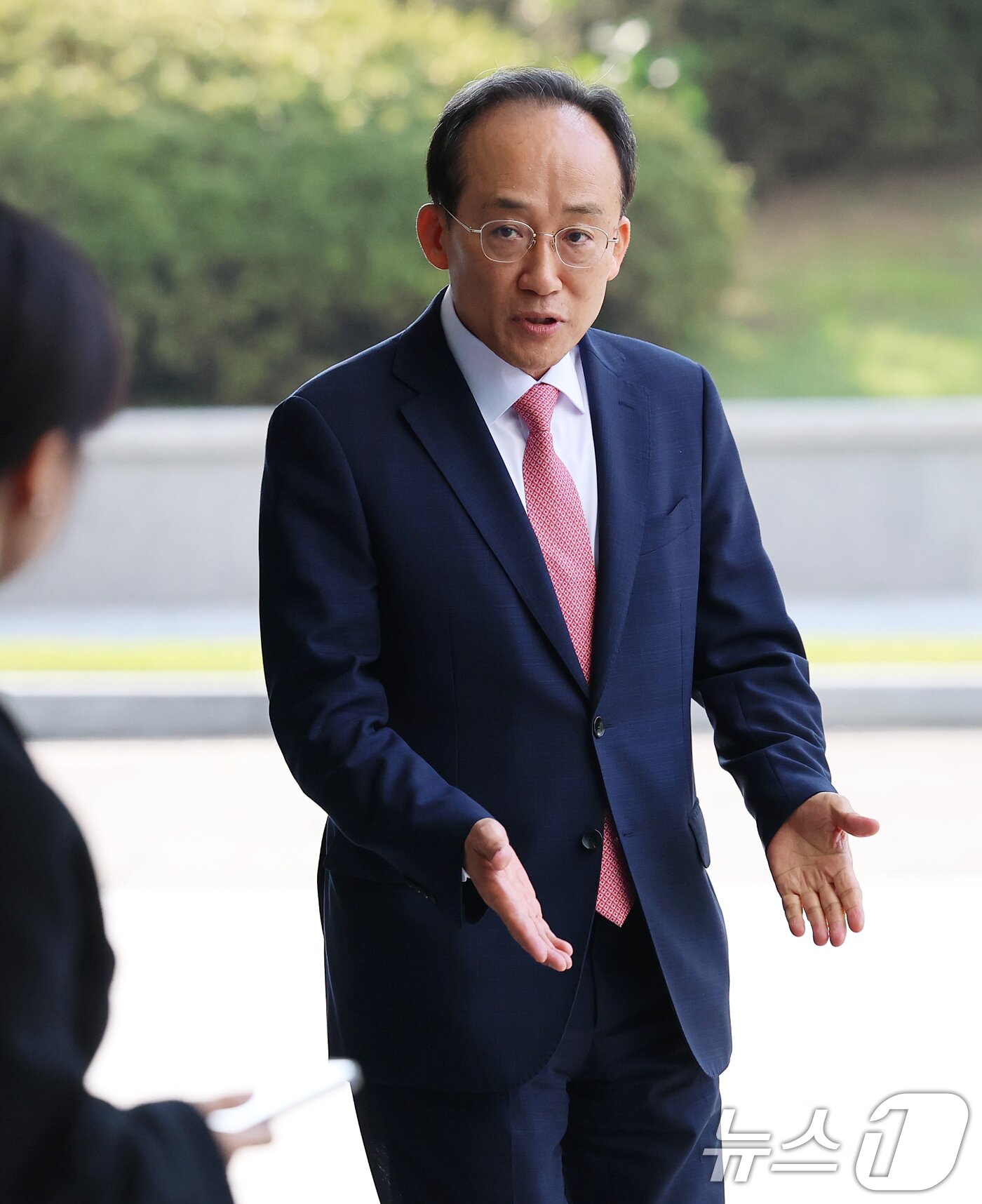 본문 이미지 - 국회의 계엄해제 의결을 방해한 의혹을 받는 추경호 전 국민의힘 원내대표가 30일 오전 서울 서초구 서울고등검찰청에 마련된 내란 특검팀&#40;특별검사 조은석&#41; 사무실에서 피의자 신분으로 조사를 받기 위해 출석하고 있다. 2025.10.30/뉴스1 ⓒ News1 오대일 기자