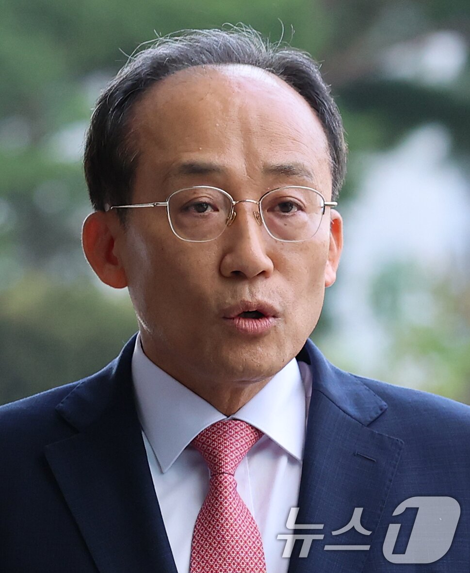 본문 이미지 - 국회의 계엄해제 의결을 방해한 의혹을 받는 추경호 전 국민의힘 원내대표가 30일 오전 서울 서초구 서울고등검찰청에 마련된 내란 특검팀&#40;특별검사 조은석&#41; 사무실에서 피의자 신분으로 조사를 받기 위해 출석하며 입장을 밝히고 있다. 2025.10.30/뉴스1 ⓒ News1 오대일 기자