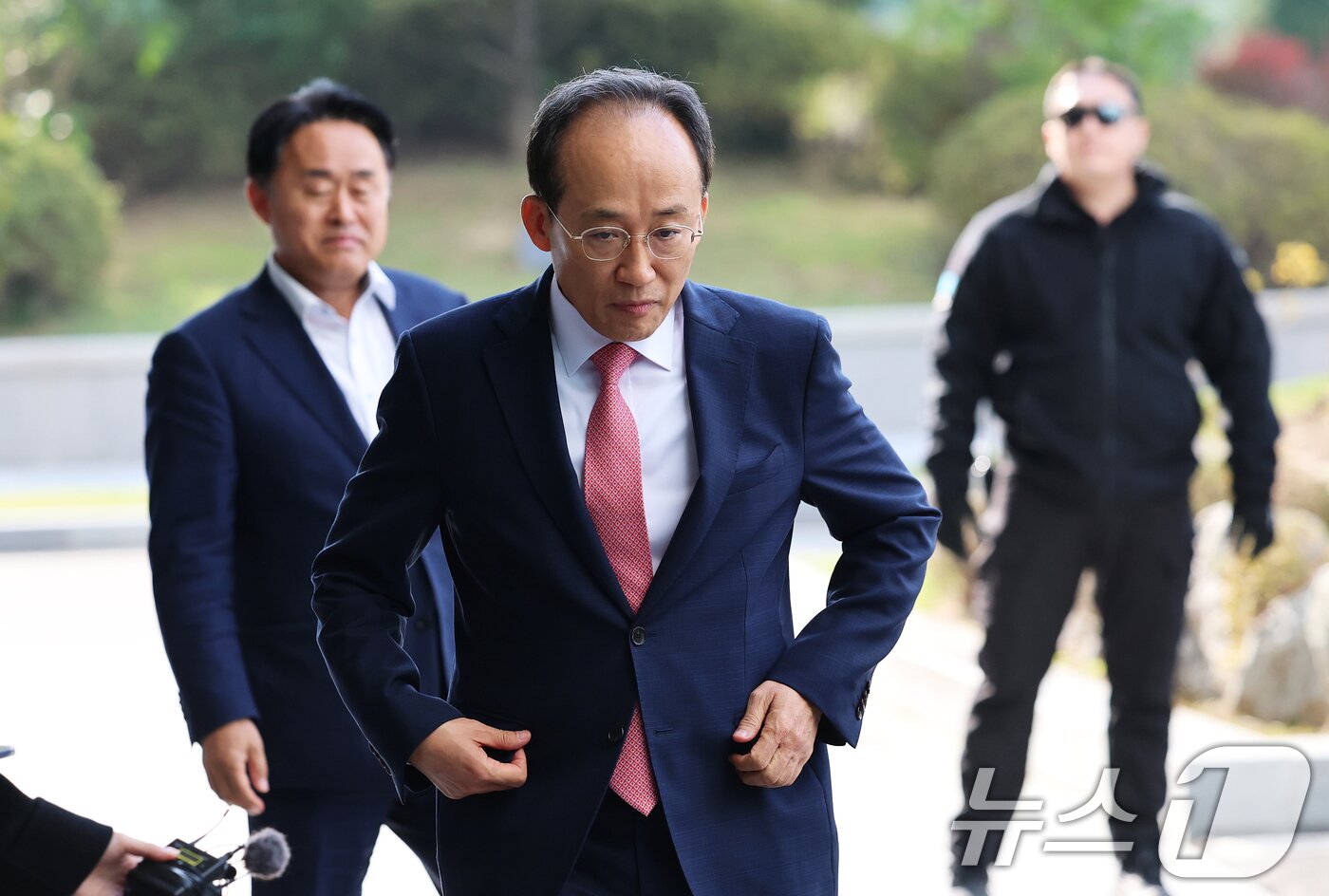 본문 이미지 - 국회의 계엄해제 의결을 방해한 의혹을 받는 추경호 전 국민의힘 원내대표가 30일 오전 서울 서초구 서울고등검찰청에 마련된 내란 특검팀&#40;특별검사 조은석&#41; 사무실에서 피의자 신분으로 조사를 받기 위해 출석하고 있다. 2025.10.30/뉴스1 ⓒ News1 오대일 기자