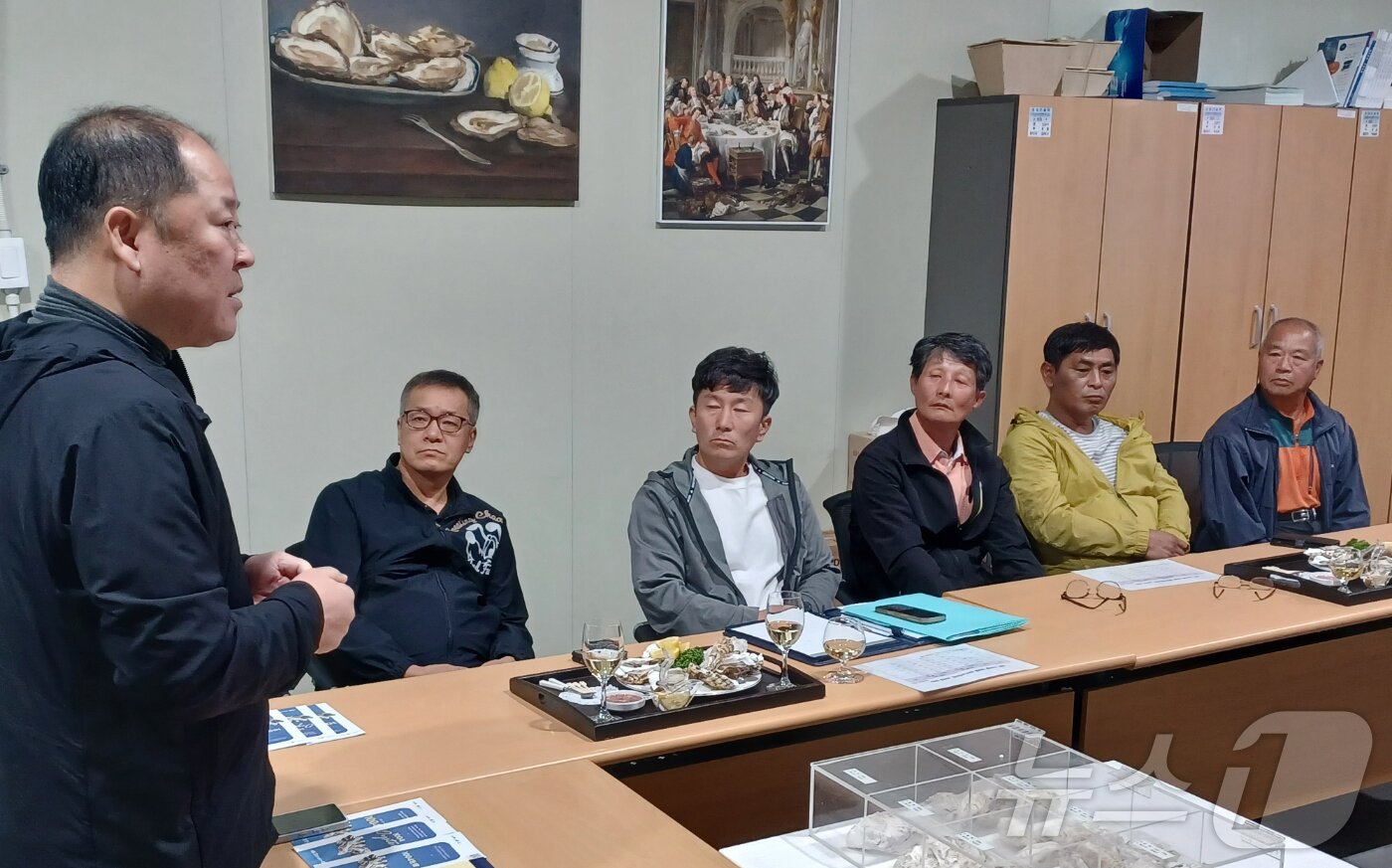 본문 이미지 - 29일 전남 신안군 수산연구사업소에서 열린 &#39;신안 1004굴 수출 간담회&#39;에는 홍콩 바이어와 개체굴 약식어민 등이 참석했다./뉴스1