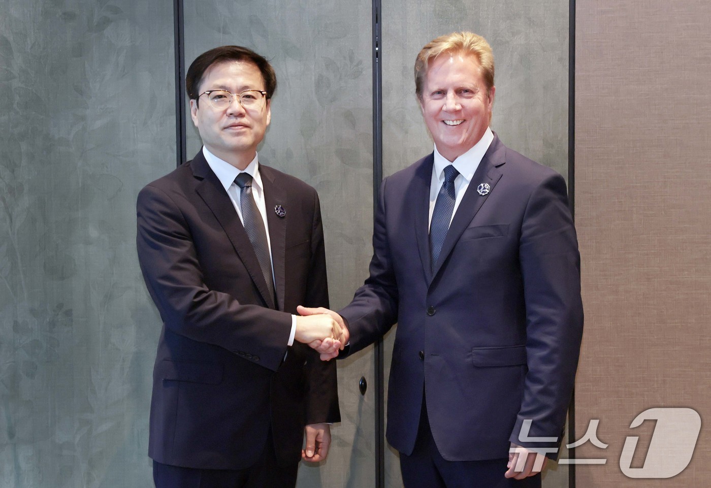(서울=뉴스1) = 여한구 산업통상부 통상교섭본부장이 30일 경북 경주시 소노캄에서 토드 맥클레이 뉴질랜드 외교통상부 통상·투자 장관과 기념 촬영을 하고  있다. (산업통상부 제공 …
