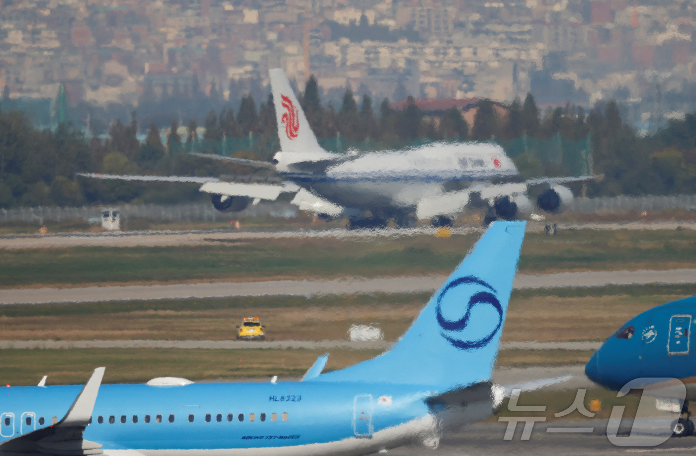 (부산 로이터=뉴스1) 김지완 기자 = 30일 아시아태평양경제협력체(APEC) 정상회의 참석차 국빈 방한한 시진핑 중국 국가주석의 중국국제항공 전용기가 부산 김해국제공항에 착륙한 …