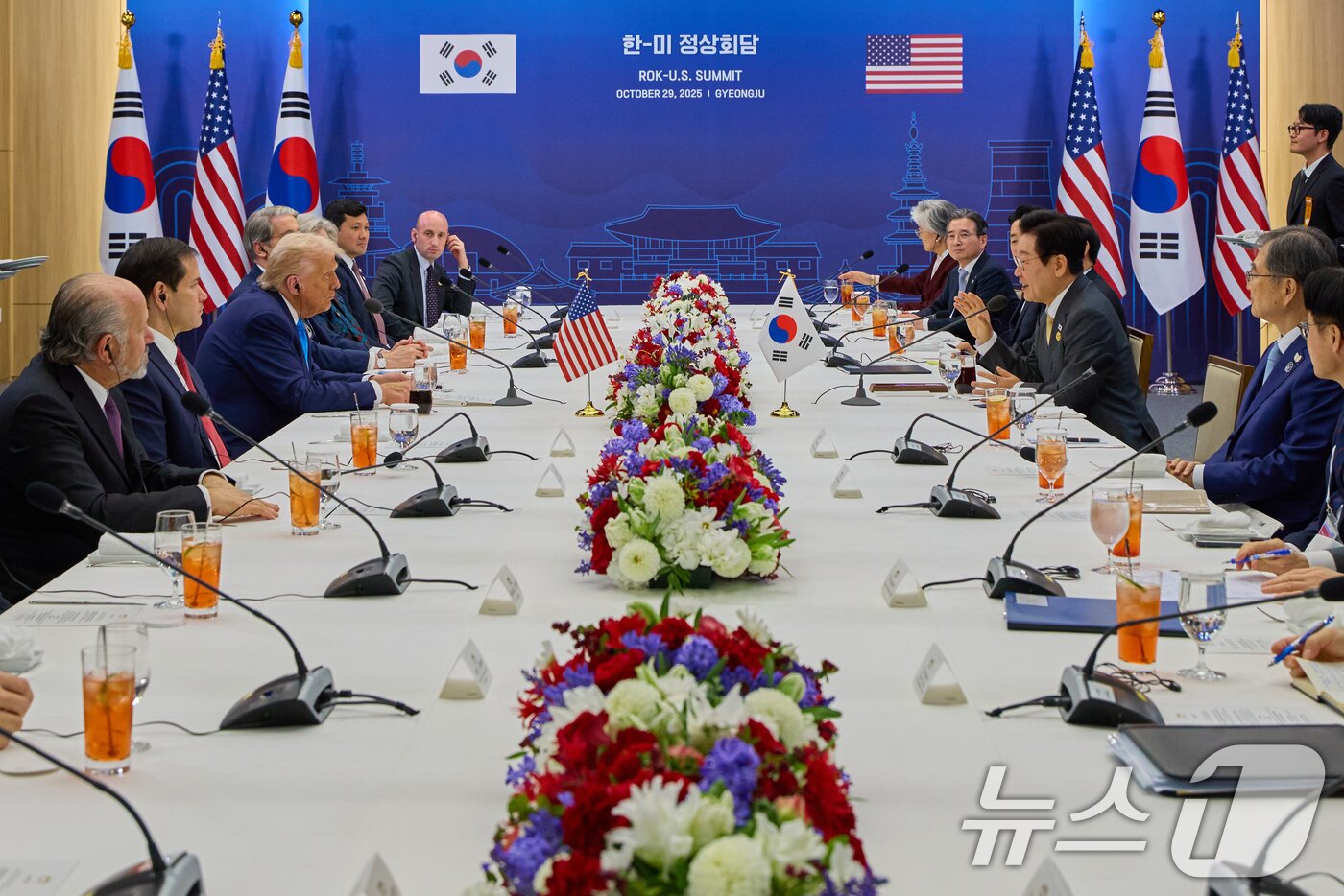 본문 이미지 - 이재명 대통령과 도널드 트럼프 미국 대통령이 지난해 10월 29일 경북 경주박물관에서 한미 확대 오찬회담을 하고 있다. (이재명 대통령 SNS. 재판매 및 DB 금지) 2025.10.30/뉴스1 ⓒ News1 허경 기자