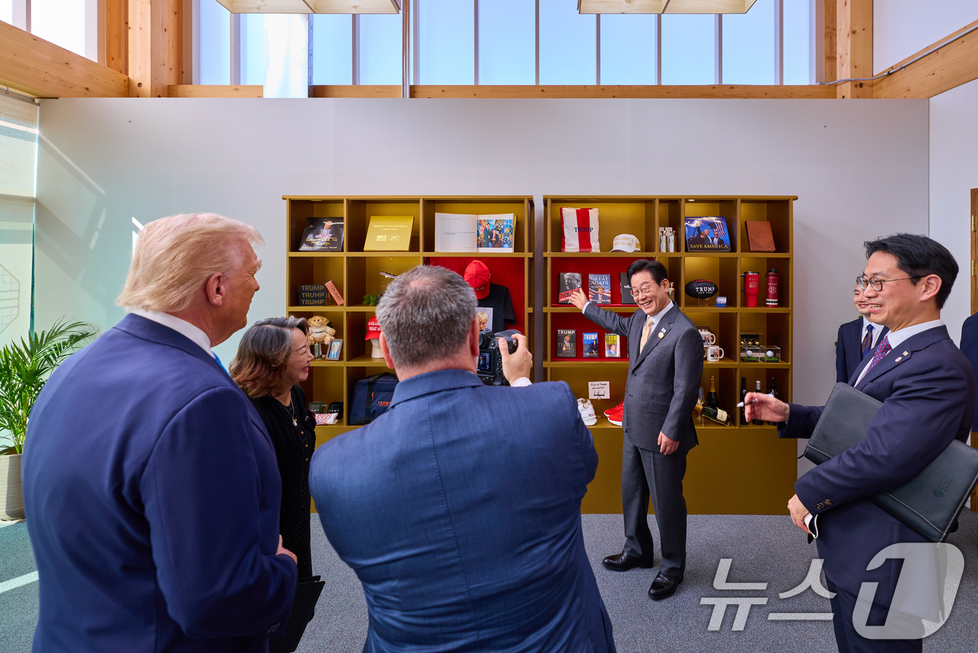 (서울=뉴스1) 허경 기자 = 이재명 대통령과 도널드 트럼프 미국 대통령이 지난 29일 경북 경주박물관에서 정상회담에 앞서 트럼프 굿즈 전시품을 관람하고 있다. (이재명 대통령 S …