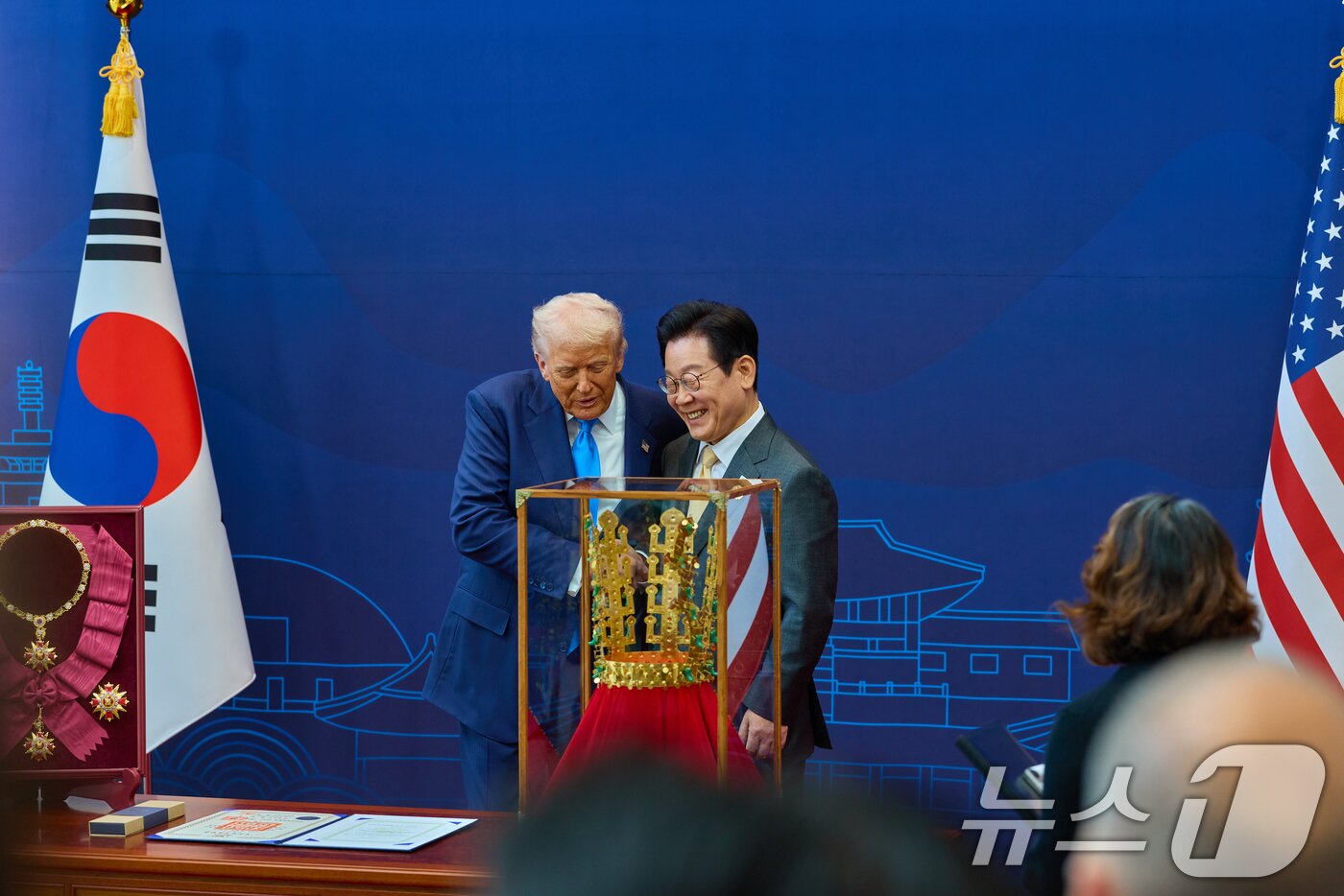 본문 이미지 - 이재명 대통령이 지난 29일 경북 경주박물관에서 열린 한미 공식 환영식에서 도널드 트럼프 미국 대통령에게 무궁화 대훈장 수여와 천마총 금관 모형을 선물한 뒤 악수하고 있다. &#40;이재명 대통령 SNS. 재판매 및 DB 금지&#41; 2025.10.30/뉴스1 ⓒ News1 허경 기자