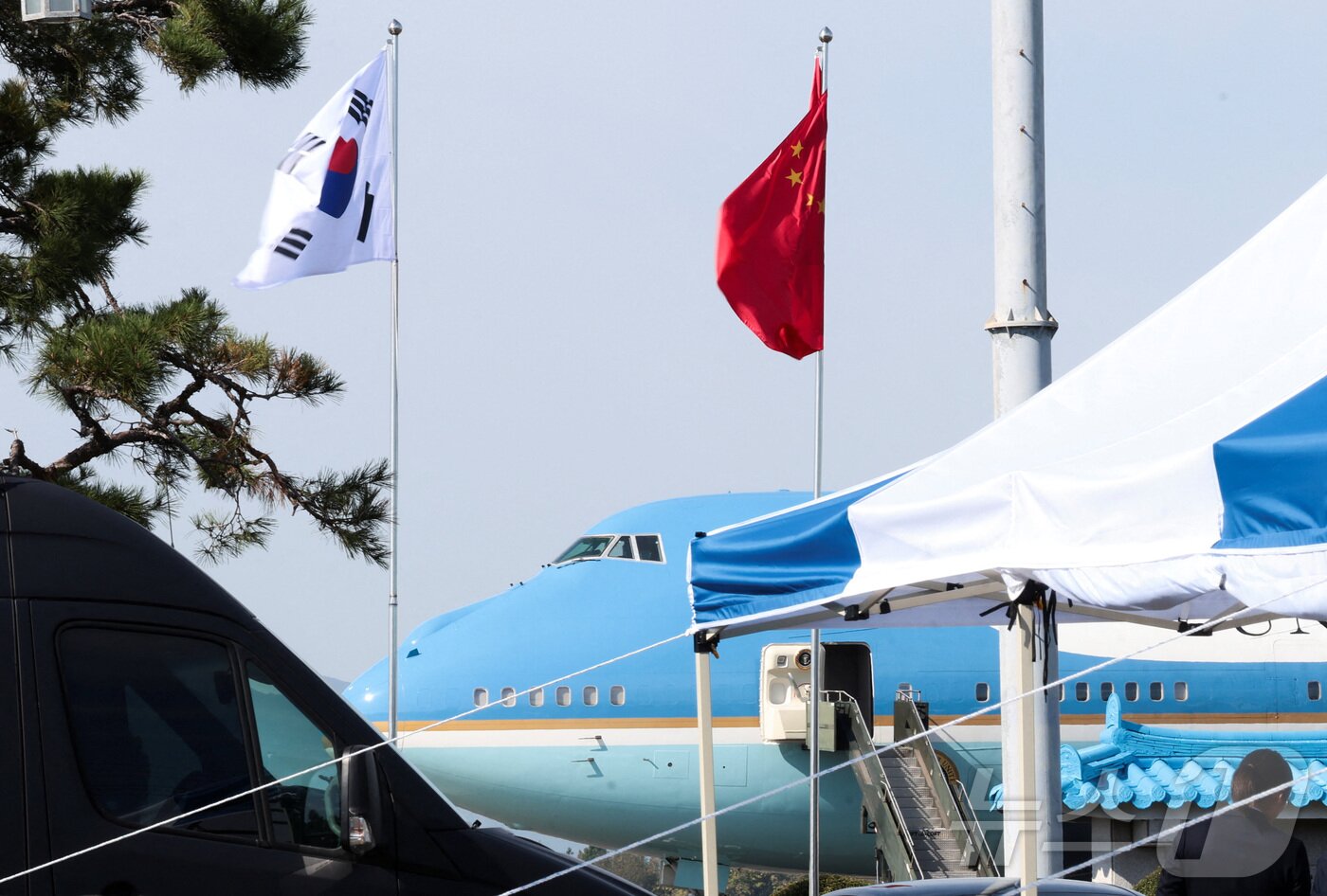 본문 이미지 - 30일 부산 김해국제공항에서 펄럭이는 태극기와 중국 오성홍기 뒤로 도널드 트럼프 미국 대통령 전용기인 &#39;에어포스원&#39;의 모습이 보인다. 이날 트럼프 대통령은 아시아태평양경제협력체&#40;APEC&#41; 정상회의를 계기로 방한한 시진핑 중국 국가주석과 김해국제공항 나래마루에서 정상회담을 갖는다. 2025.10.30 ⓒ 로이터=뉴스1 ⓒ News1 김지완 기자