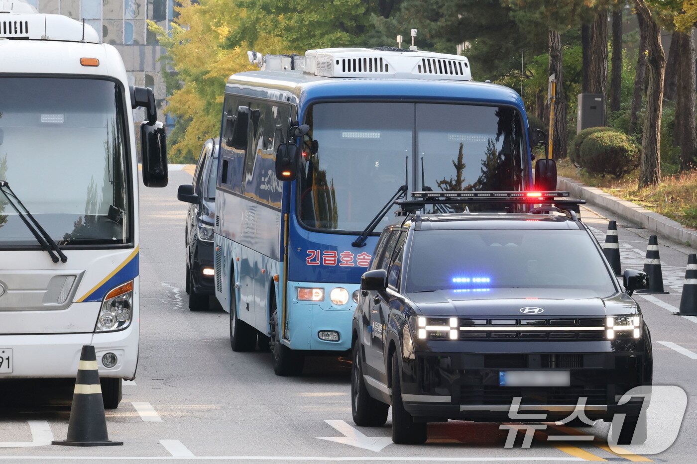 본문 이미지 - 윤석열 전 대통령이 탑승한 호송차량이 30일 오전 서울 서초동 서울중앙지방법원에 도착하고 있다. 이날 윤 전 대통령은 내란우두머리 혐의 재판에 약 넉달 만에 출석했다. 2025.10.30/뉴스1 ⓒ News1 이광호 기자
