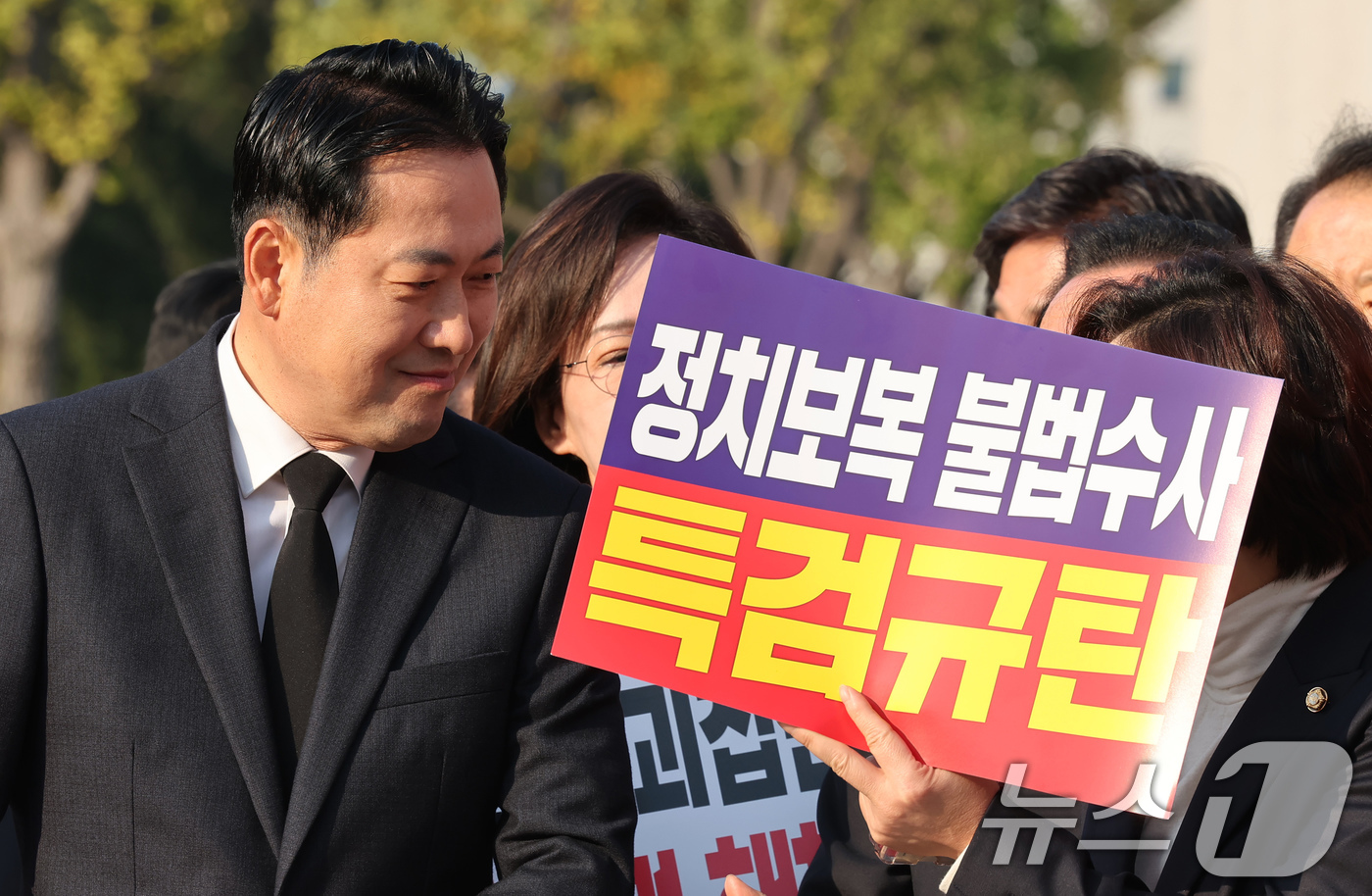 (서울=뉴스1) 장수영 기자 = 장동혁 국민의힘 대표가 30일 오전 내란특검이 위치한 서울고등법원 앞에서 열린 긴급 현장 의원총회에서 앞서 의원들과 대화를 하고 있다. 2025.1 …