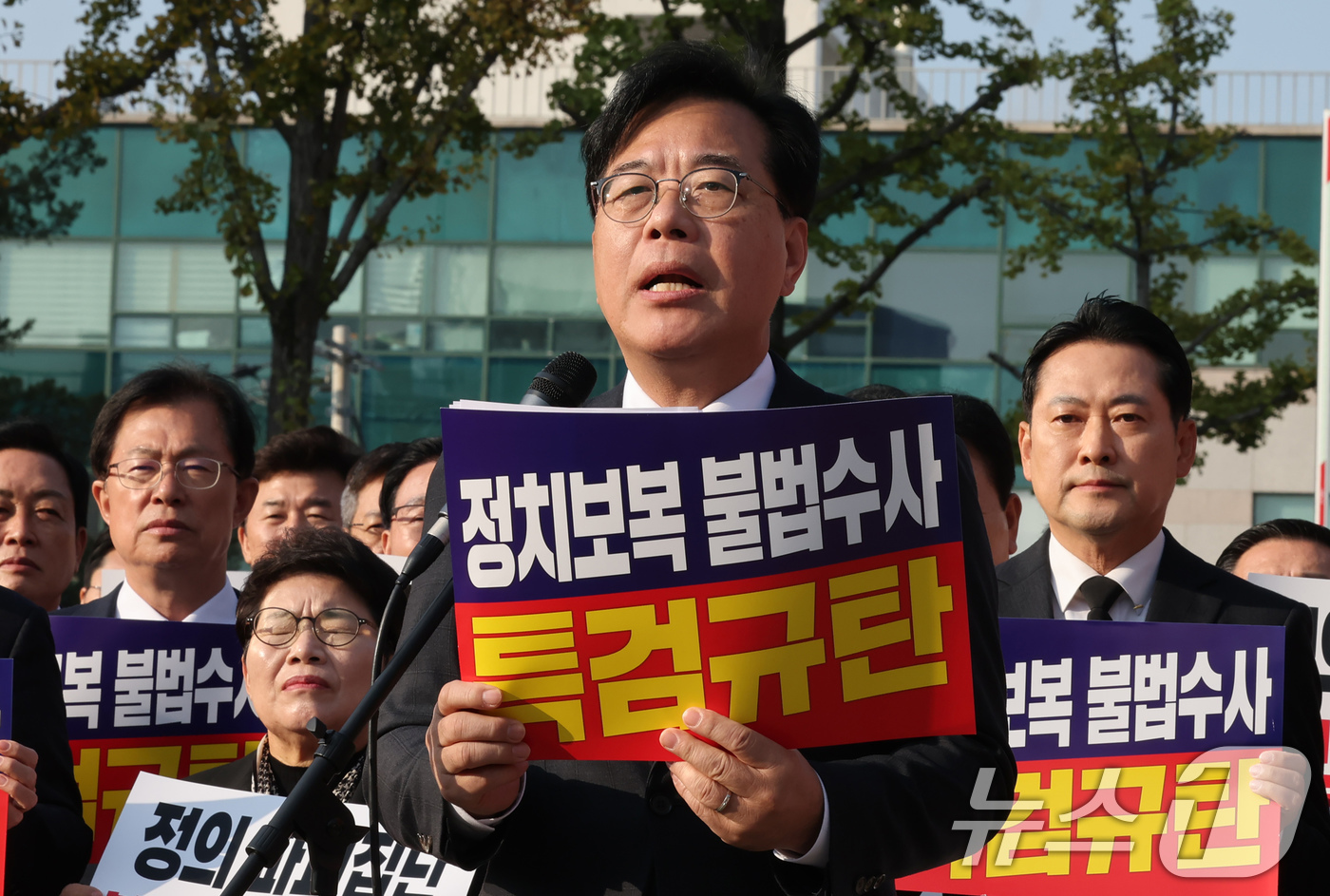 (서울=뉴스1) 장수영 기자 = 송언석 국민의힘 원내대표가 30일 오전 내란특검이 위치한 서울고등법원 앞에서 열린 긴급 현장 의원총회에서 발언을 하고 있다. 2025.10.30/뉴 …