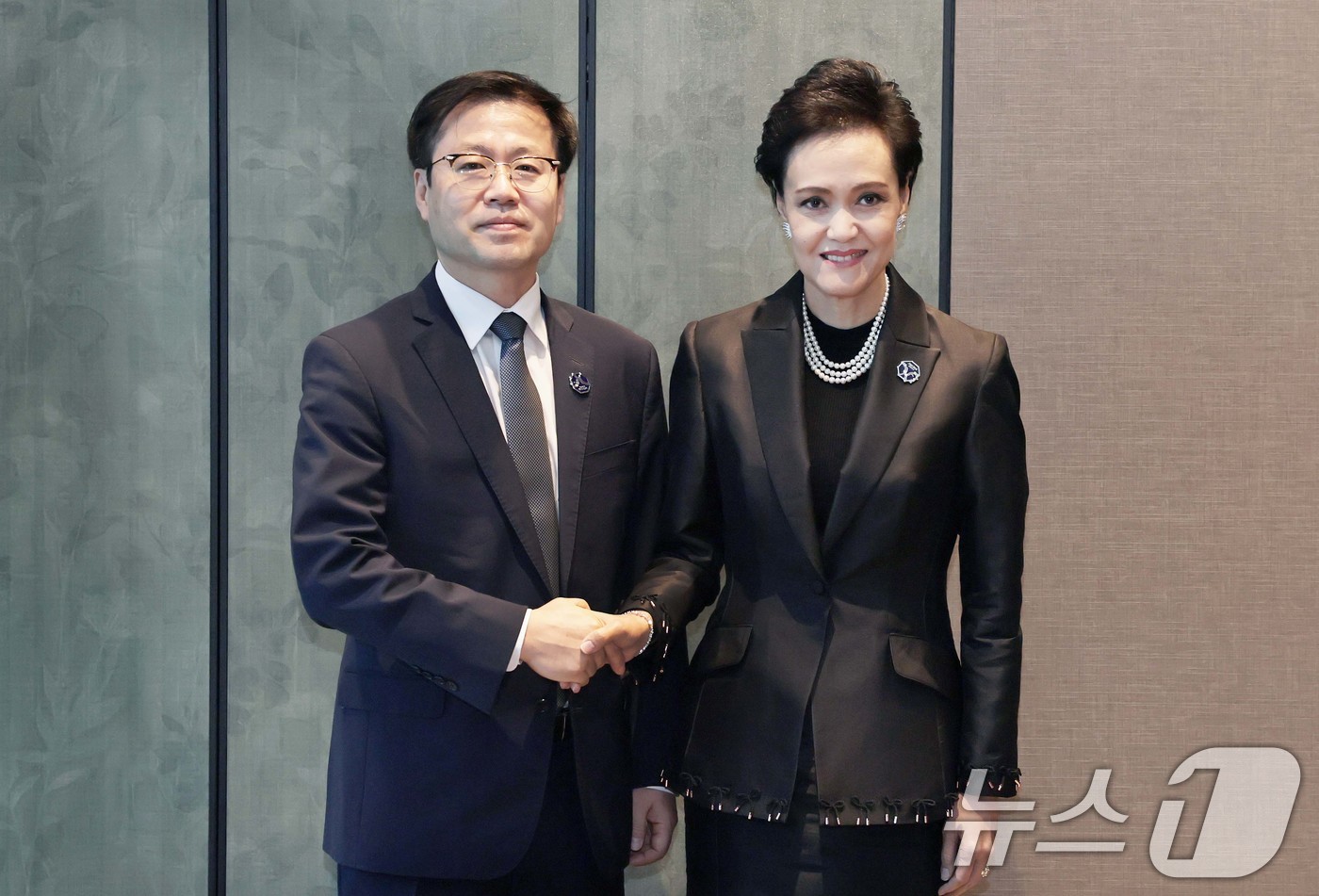 (서울=뉴스1) = 여한구 산업통상부 통상교섭본부장이 30일 경북 경주시 소노캄에서 수파지 수툼뿐 태국 상무부 장관과 기념 촬영을 하고 있다. (산업통상부 제공. 재판매 및 DB …