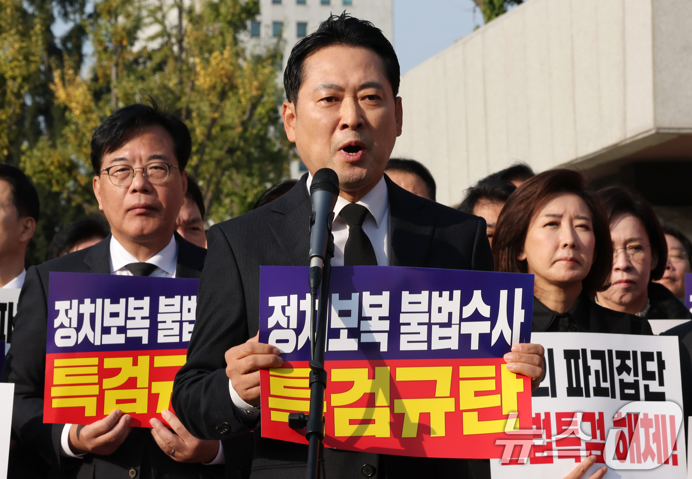 (서울=뉴스1) 장수영 기자 = 장동혁 국민의힘 대표가 30일 오전 내란특검이 위치한 서울고등법원 앞에서 열린 긴급 현장 의원총회에서 발언을 하고 있다. 2025.10.30/뉴스1 …