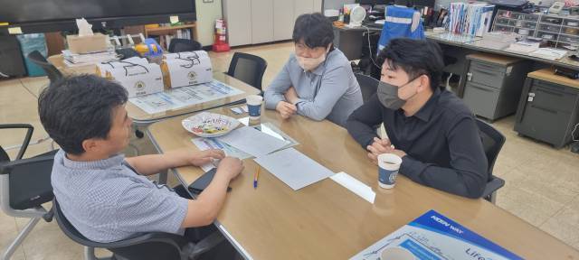 본문 이미지 - 천안 리나솔루션의 회의 모습.&#40;충남도 제공. 재판매 및 DB금지&#41;/뉴스1