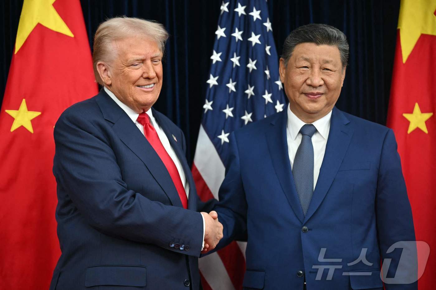 본문 이미지 - 도널드 트럼프 미국 대통령&#40;왼쪽&#41;과 시진핑 중국 국가주석이 30일 부산 김해국제공항 옆 김해공군기지에서 정상회담 전 기념촬영을 하고 있다. ⓒ AFP=뉴스1 ⓒ News1 박지혜 기자