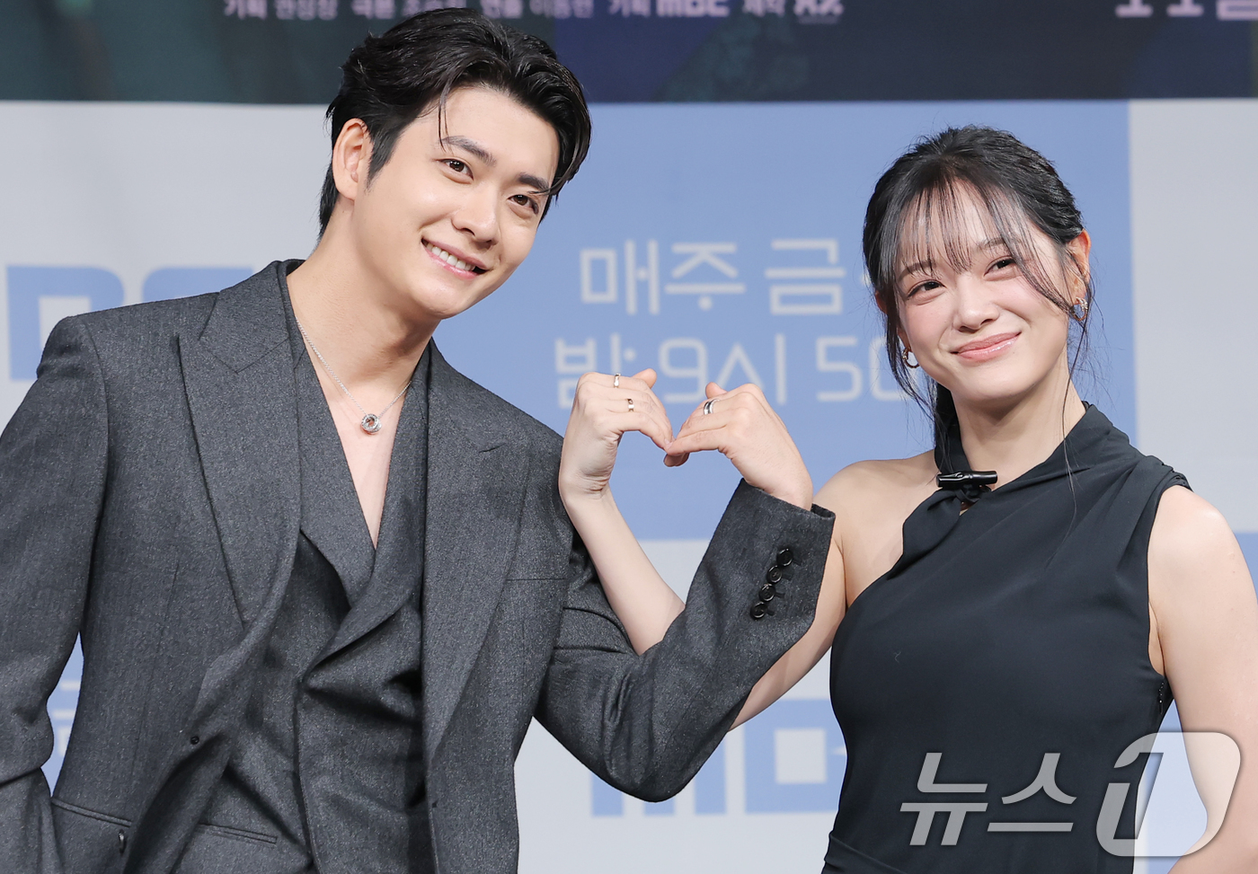 (서울=뉴스1) 권현진 기자 = 배우 강태오와 김세정(오른쪽)이 30일 서울 마포구 상암동 MBC에서 열린 새 금토드라마 '이강에는 달이 흐른다'(극본 조승희/ 연출 이동현) 제작 …