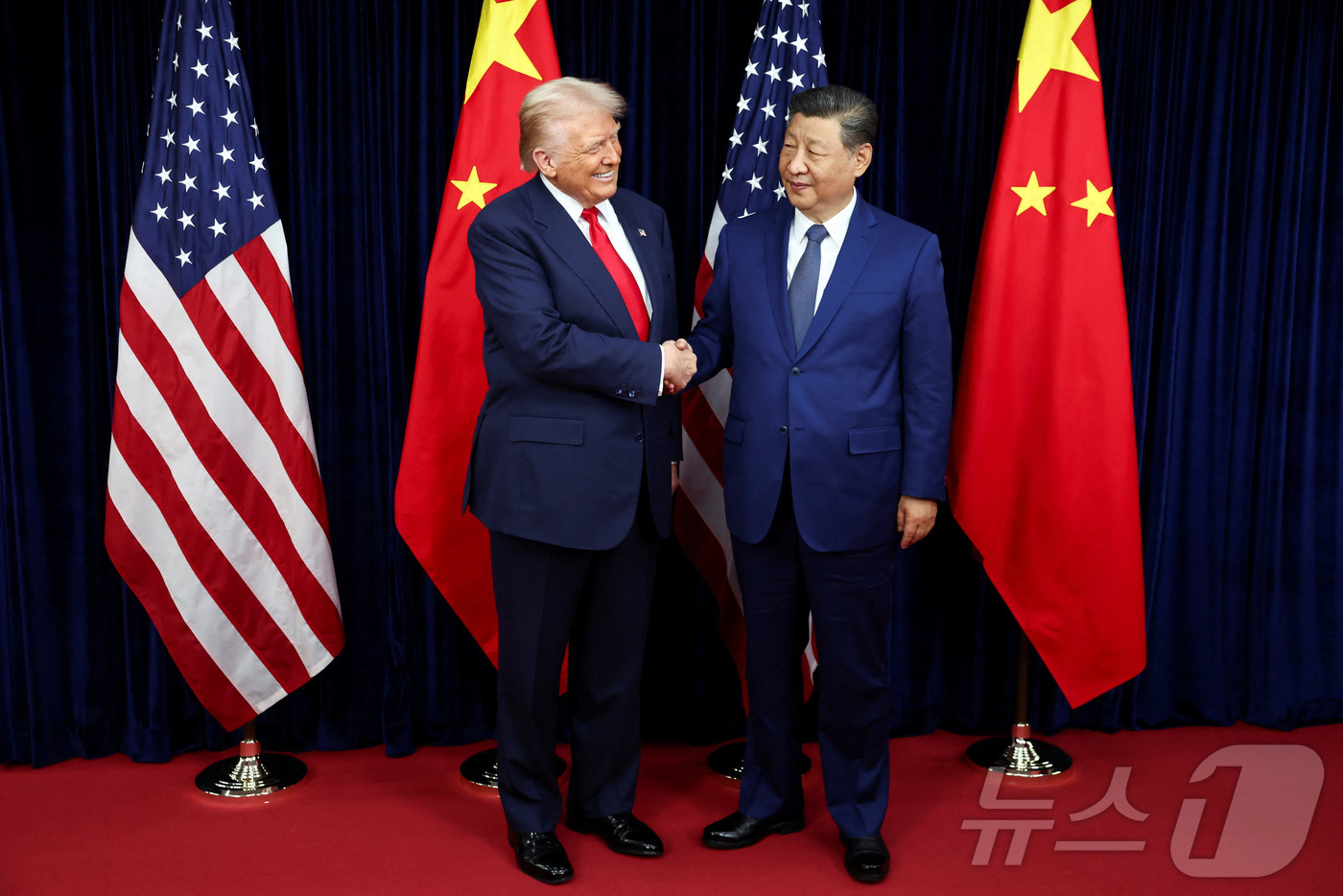 (로이터=뉴스1) 박세연 기자 = 도널드 트럼프 미국 대통령(왼쪽)과 시진핑 중국 국가주석이 30일 부산 김해국제공항 옆 김해공군기지에서 정상회담 전 인사를 나누고 있다.ⓒ 로이터 …