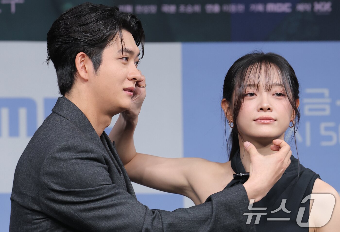 본문 이미지 - 배우 강태오와 김세정(오른쪽)이 30일 서울 마포구 상암동 MBC에서 열린 새 금토드라마 '이강에는 달이 흐른다'(극본 조승희/ 연출 이동현) 제작보고회에서 포즈를 취하고 있다. '이강에는 달이 흐른다'는 웃음을 잃은 세자와 기억을 잃은 부보상의 영혼체인지 역지사지(易地四肢) 로맨스 판타지 사극 드라마다. 2025.10.30/뉴스1 ⓒ News1 권현진 기자