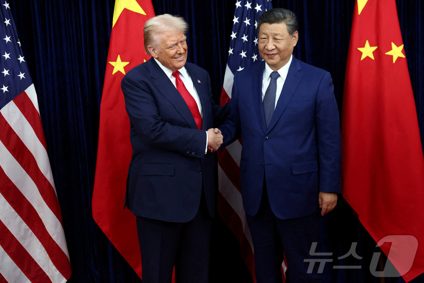 (로이터=뉴스1) 박세연 기자 = 도널드 트럼프 미국 대통령(왼쪽)과 시진핑 중국 국가주석이 30일 부산 김해국제공항 옆 김해공군기지에서 정상회담 전 기념촬영을 하고 있다.ⓒ 로이 …