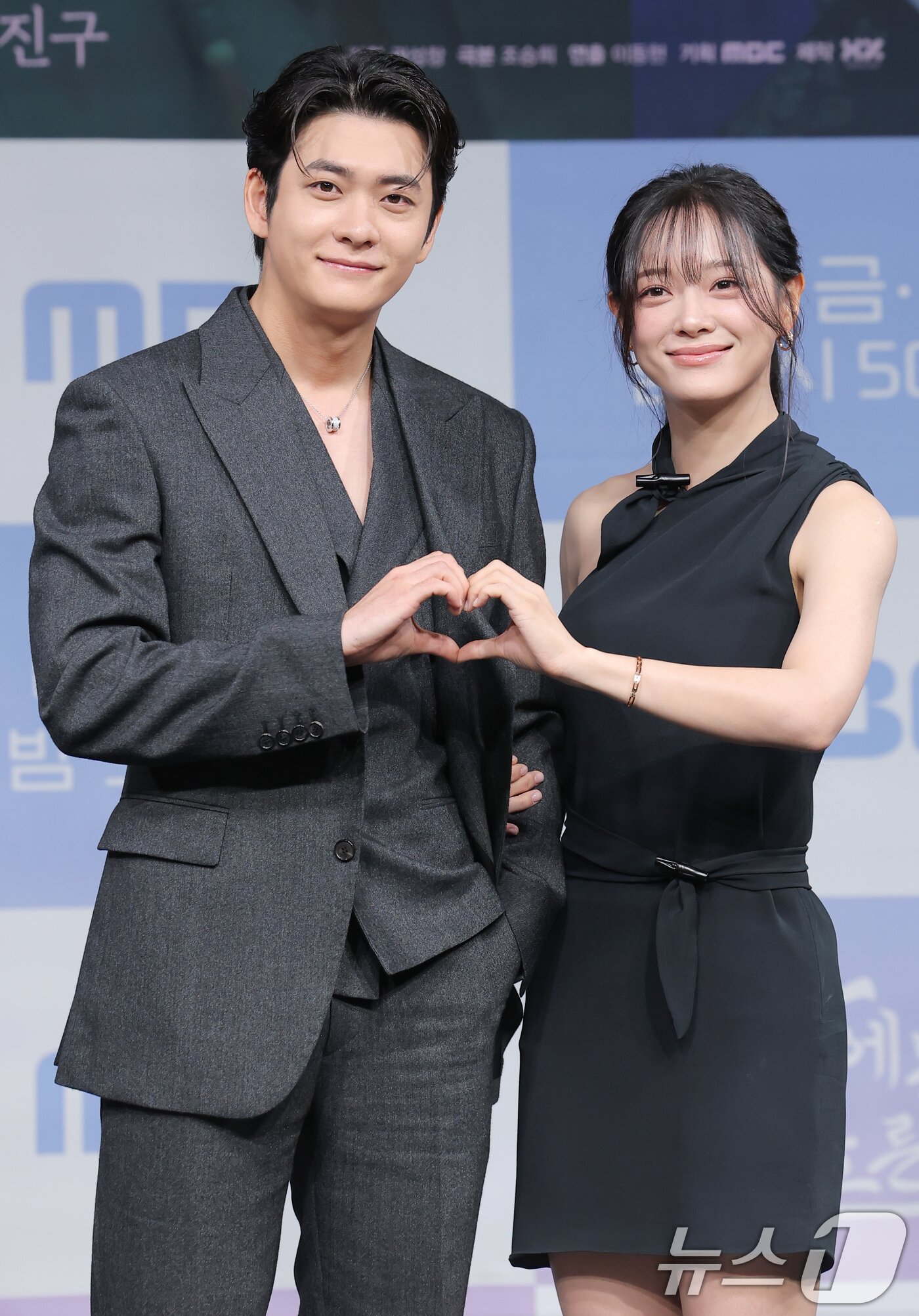 본문 이미지 - 배우 강태오와 김세정(오른쪽)이 30일 서울 마포구 상암동 MBC에서 열린 새 금토드라마 '이강에는 달이 흐른다'(극본 조승희/ 연출 이동현) 제작보고회에서 포즈를 취하고 있다. '이강에는 달이 흐른다'는 웃음을 잃은 세자와 기억을 잃은 부보상의 영혼체인지 역지사지(易地四肢) 로맨스 판타지 사극 드라마다. 2025.10.30/뉴스1 ⓒ News1 권현진 기자