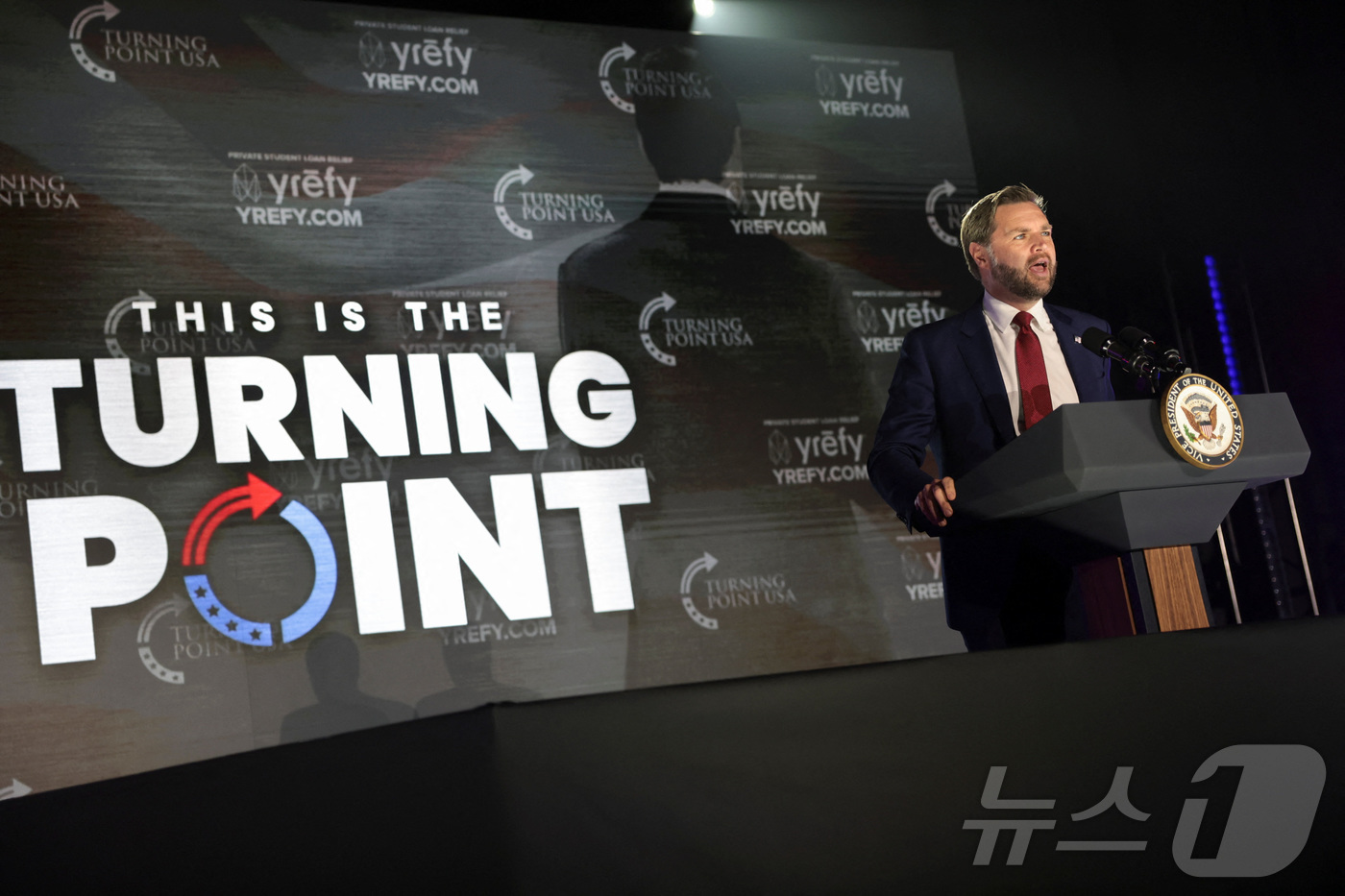 (옥스퍼드 로이터=뉴스1) 이정환 기자 = JD 밴스 미국 부통령이 29일(현지시간) 미국 미시시피 대학교 올 미스 파빌리온에서 열린 '터닝포인트 USA' 행사에서 연설하고 있다. …