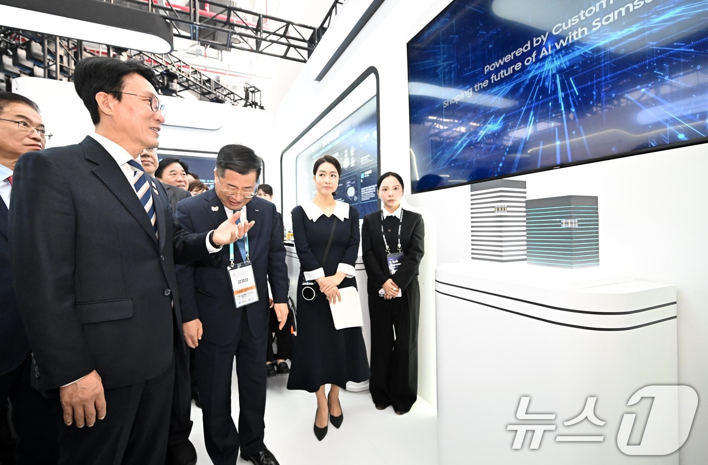 (경주=뉴스1) 김민지 기자 = 김민석 국무총리가 30일 경북 경주시 경주엑스포공원에 마련된 K 경제전시장과 K테크쇼케이스를 방문, 삼성전자의 HBM반도체 기술을 살펴보고 있다. …