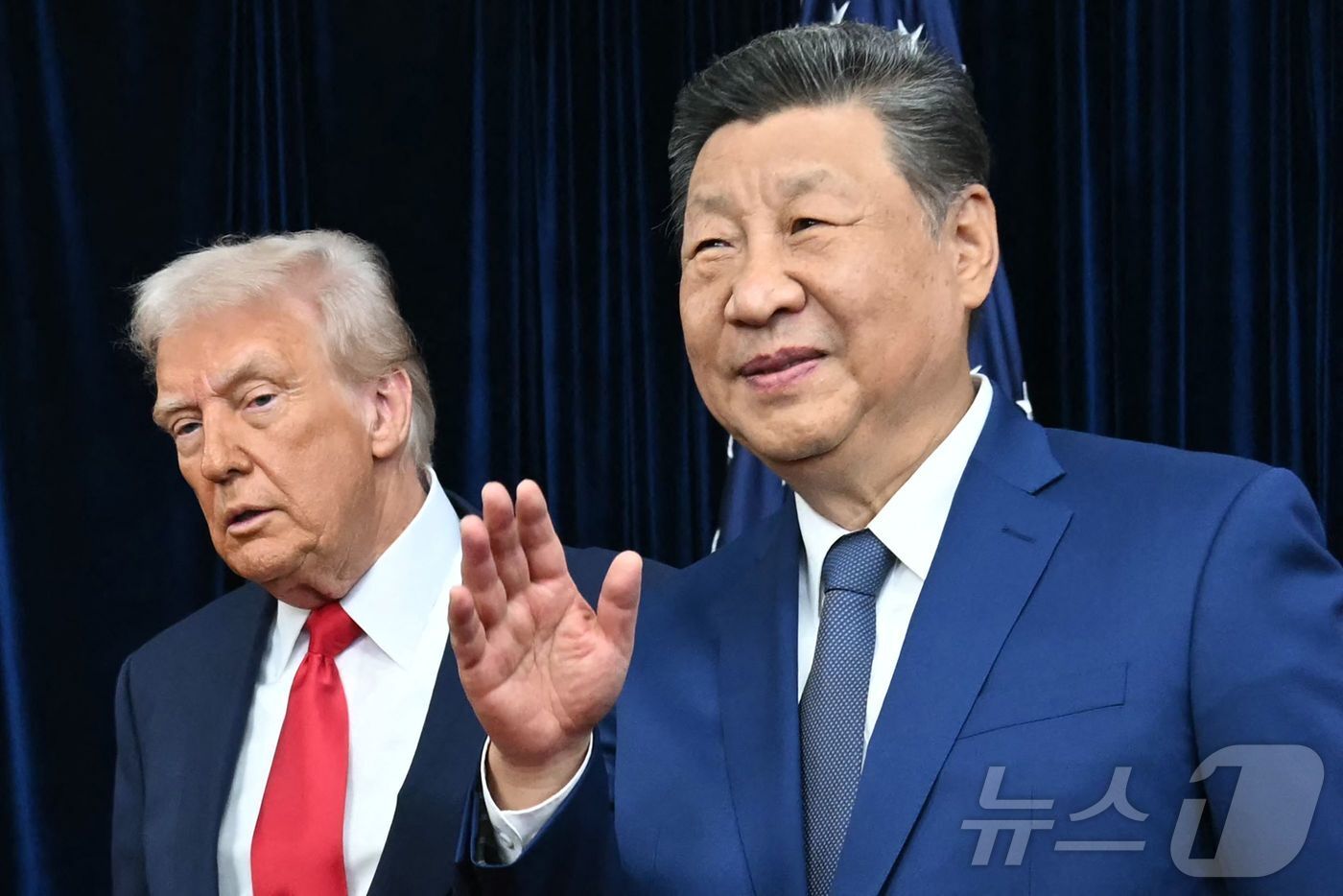 본문 이미지 - 도널드 트럼프 미국 대통령&#40;왼쪽&#41;과 시진핑 중국 국가주석이 30일 부산 김해국제공항 옆 김해공군기지에서 정상회담 전 인사 후 이동하고 있다. ⓒ AFP=뉴스1 ⓒ News1 송원영 기자