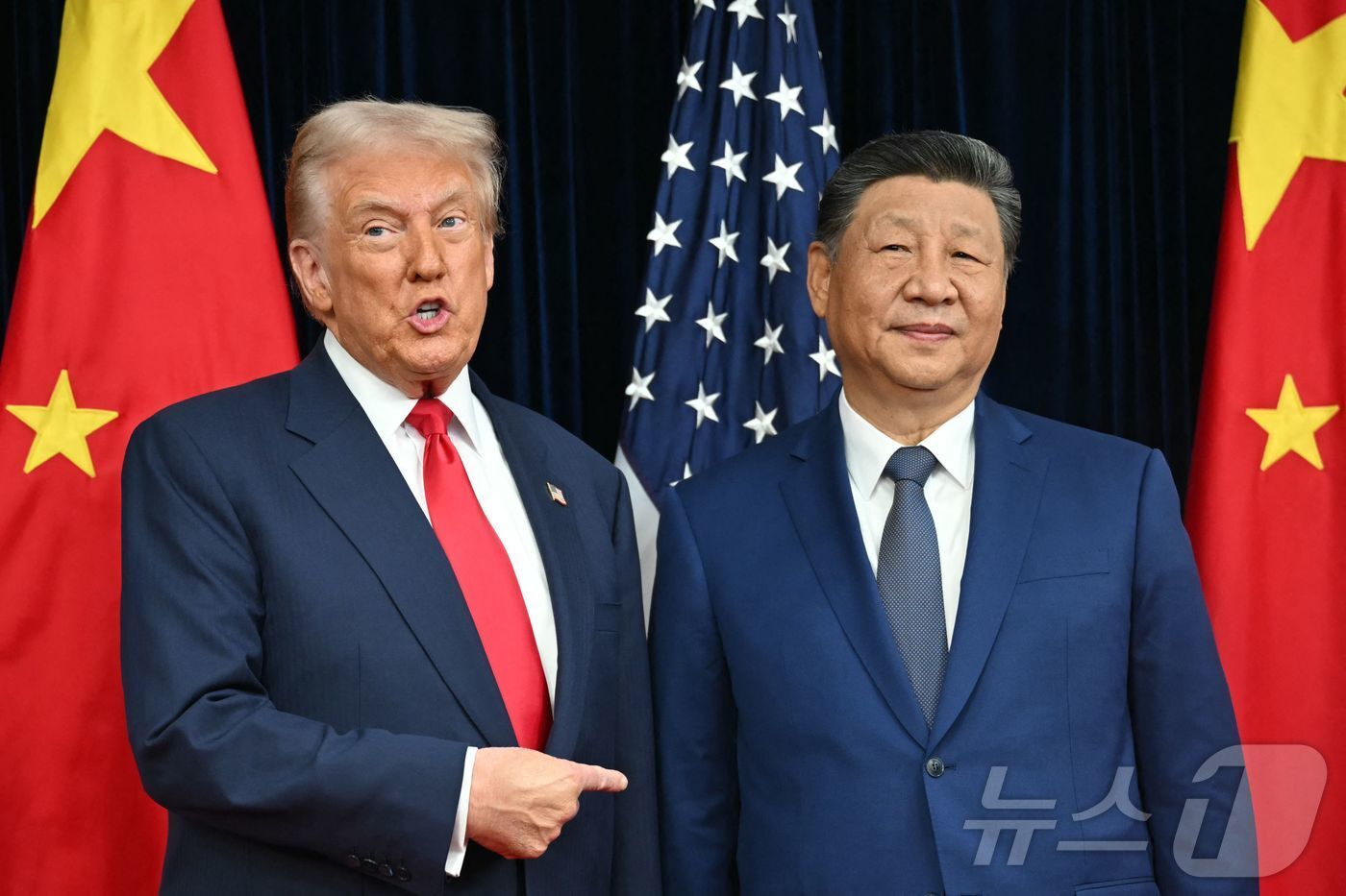 본문 이미지 - 도널드 트럼프 미국 대통령&#40;왼쪽&#41;과 시진핑 중국 국가주석이 30일 부산 김해국제공항 옆 김해공군기지에서 정상회담 전 인사를 나누고 있다. ⓒ AFP=뉴스1 ⓒ News1 송원영 기자