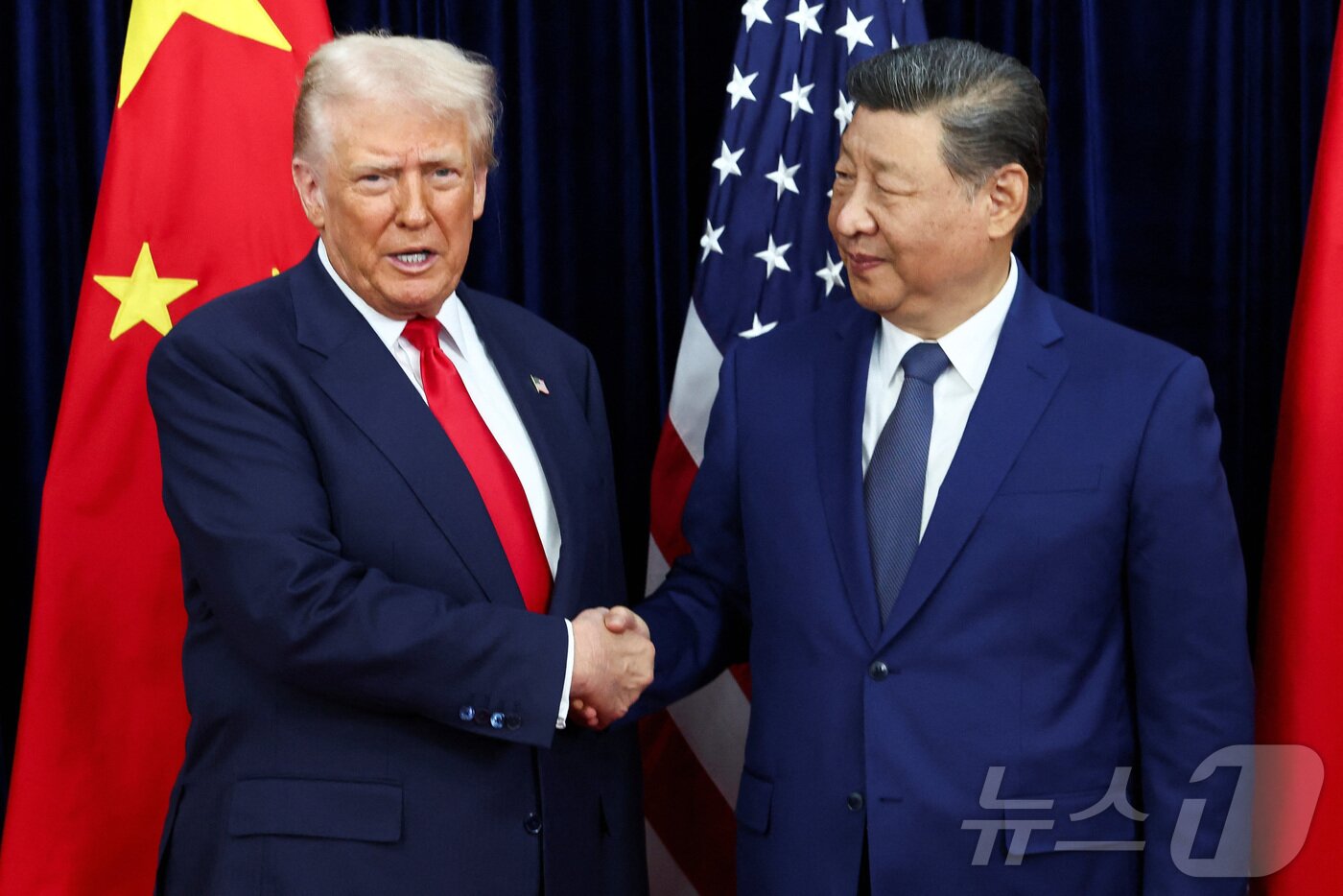 본문 이미지 - 도널드 트럼프 미국 대통령&#40;왼쪽&#41;과 시진핑 중국 국가주석이 30일 부산 김해국제공항 옆 김해공군기지에서 정상회담 전 악수를 나누고 있다. ⓒ 로이터=뉴스1 ⓒ News1 송원영 기자