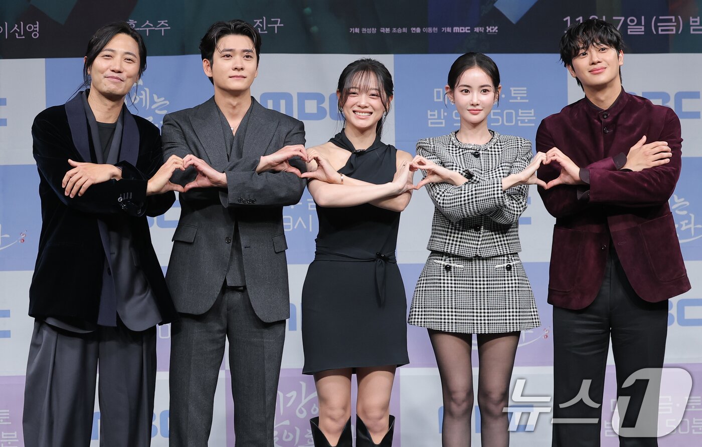 본문 이미지 - 배우 진구(왼쪽부터)와 강태오, 김세정, 홍수주, 이신영이 30일 서울 마포구 상암동 MBC에서 열린 새 금토드라마 '이강에는 달이 흐른다'(극본 조승희/ 연출 이동현) 제작보고회에서 포즈를 취하고 있다. '이강에는 달이 흐른다'는 웃음을 잃은 세자와 기억을 잃은 부보상의 영혼체인지 역지사지(易地四肢) 로맨스 판타지 사극 드라마다. 2025.10.30/뉴스1 ⓒ News1 권현진 기자