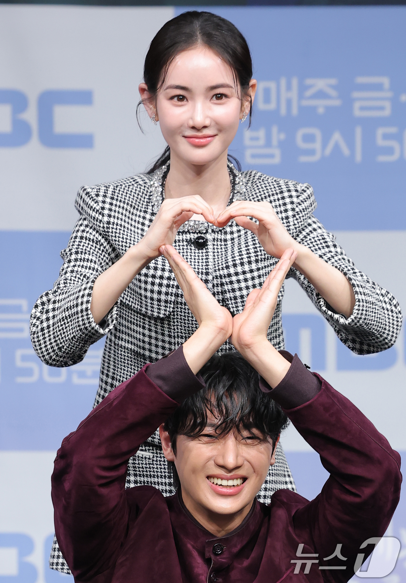 (서울=뉴스1) 권현진 기자 = 배우 홍수주와 이신영(앞)이 30일 서울 마포구 상암동 MBC에서 열린 새 금토드라마 '이강에는 달이 흐른다'(극본 조승희/ 연출 이동현) 제작보고 …