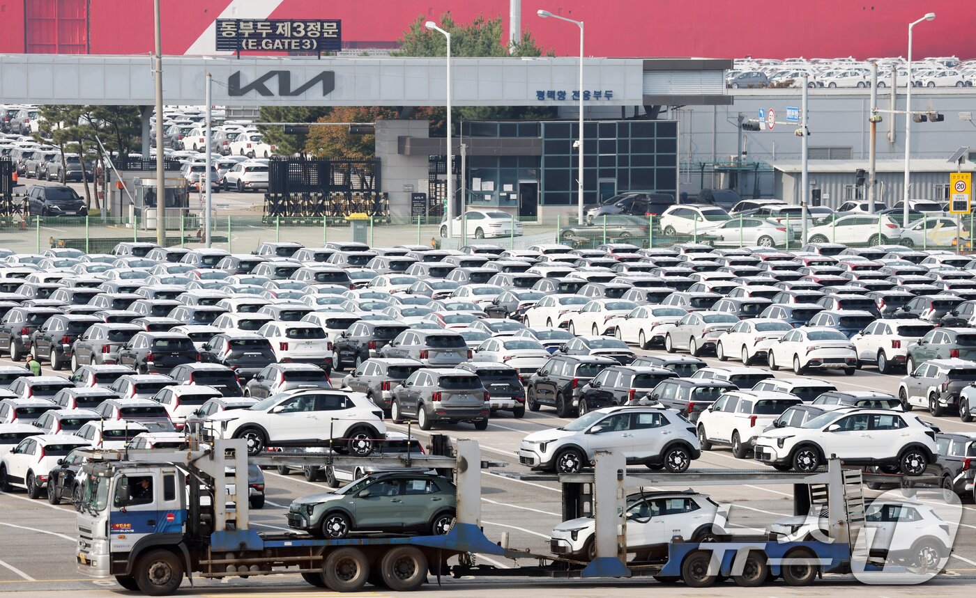 본문 이미지 - 30일 경기 평택시 포승읍 평택항에 수출용 차량이 세워져 있다. 2025.10.30/뉴스1 ⓒ News1 김영운 기자